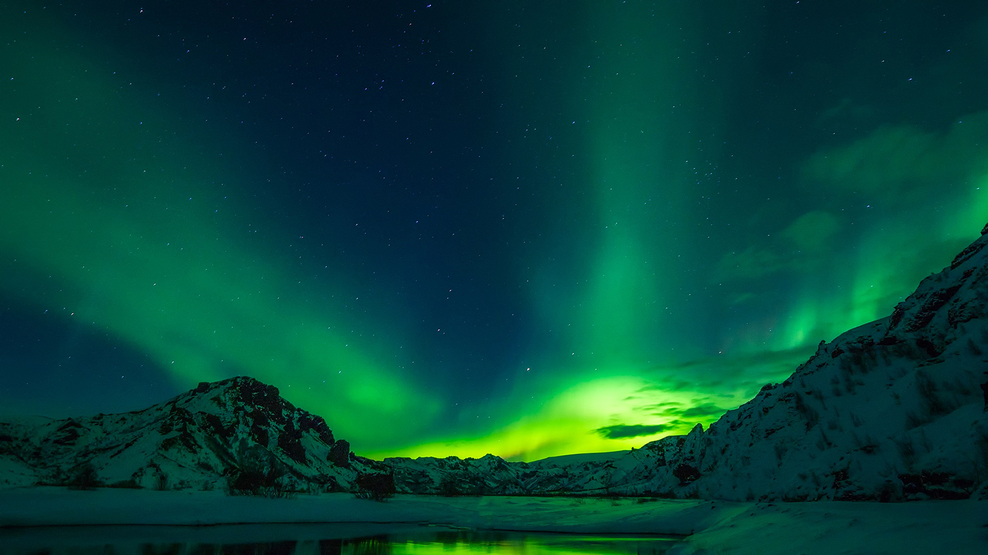 Aurora boreale su montagne innevate, 1920x1080 Full HD 1080p, Laptop