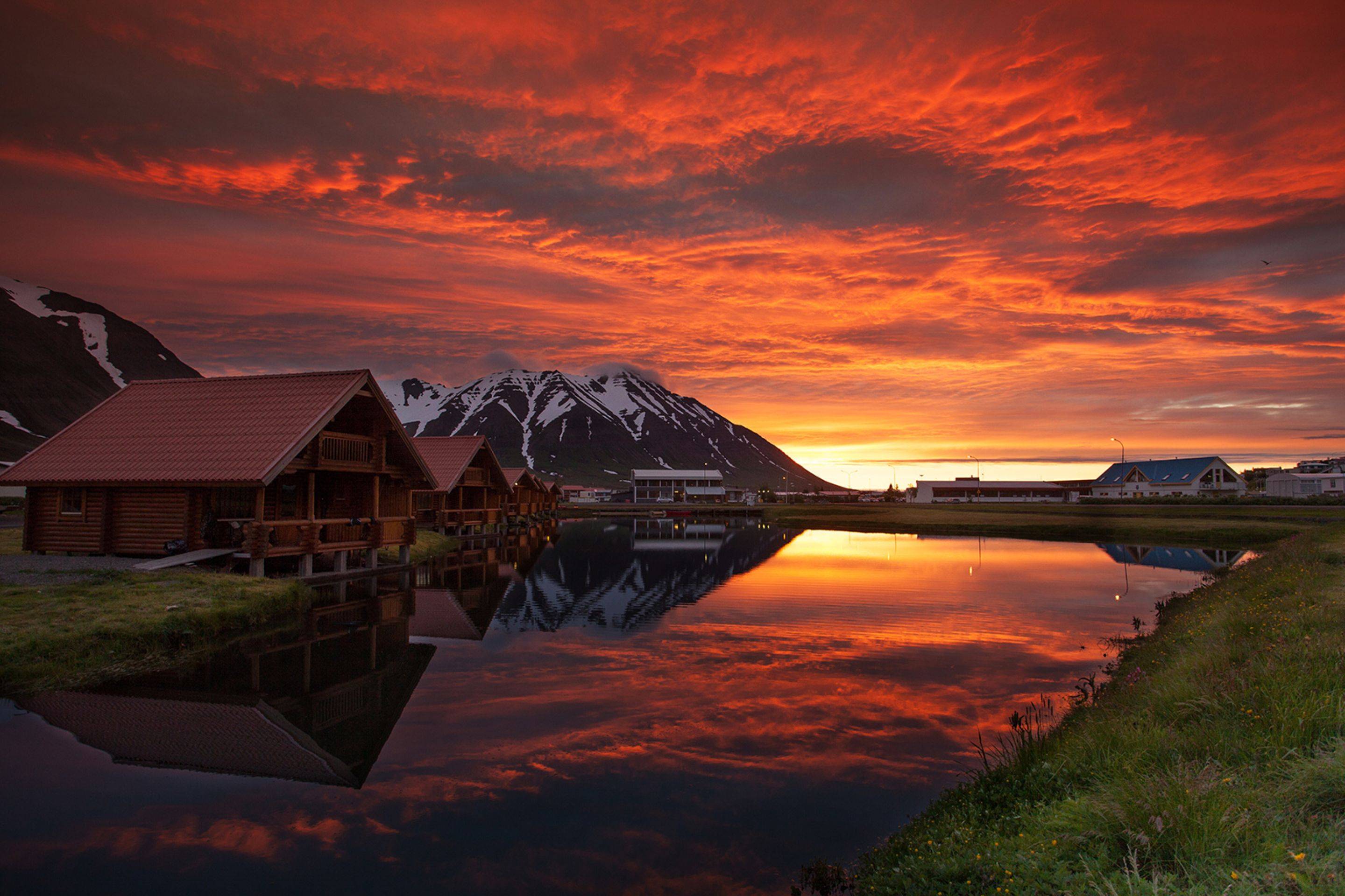 Tramonto rosso villaggio islandese, 2880x1920 2K+, PC