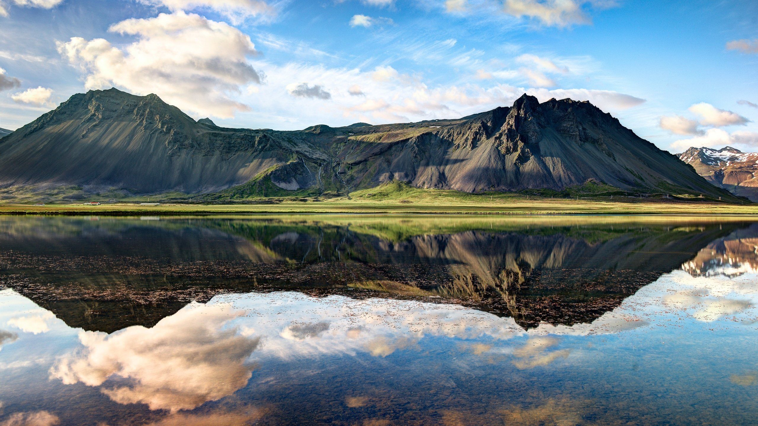 Montagne islandesi riflesse nel lago, 2560x1440 1440p, Desktop