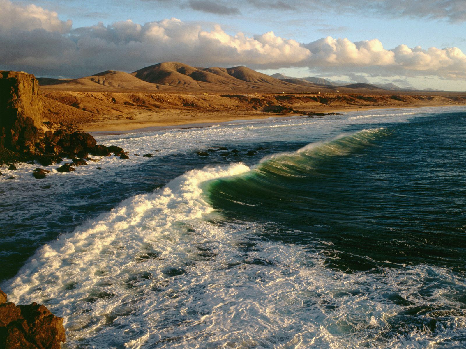 Spiaggia Fuerteventura, montagne desertiche, 1600x1200 HD Ready, PC