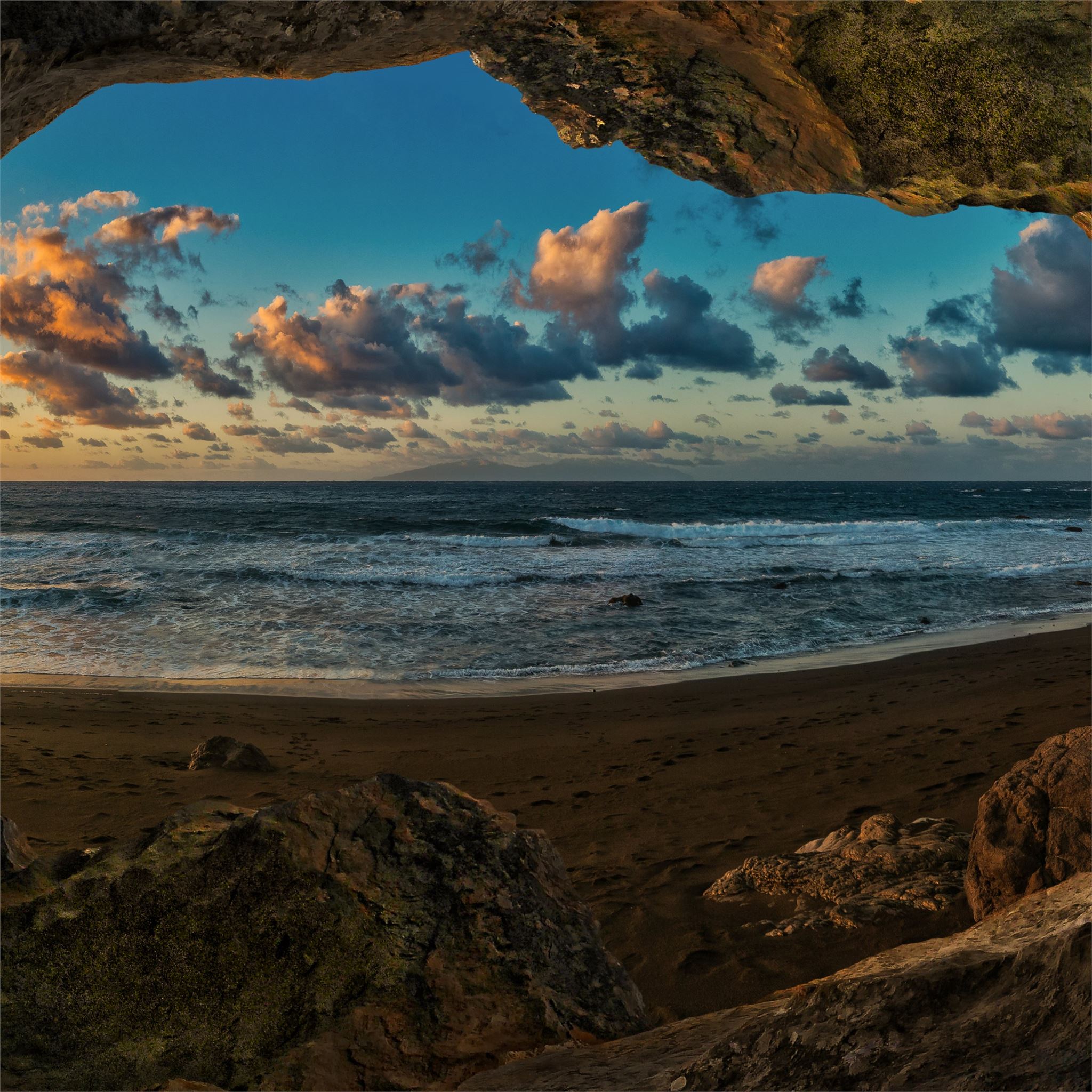 Grotta rocciosa con vista spiaggia oceano, 2048x2048 Hi-Res, Laptop