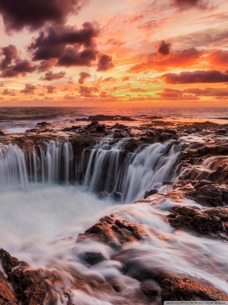 Cascata costiera al tramonto, 768x1024 Full HD Verticale, Smartphone