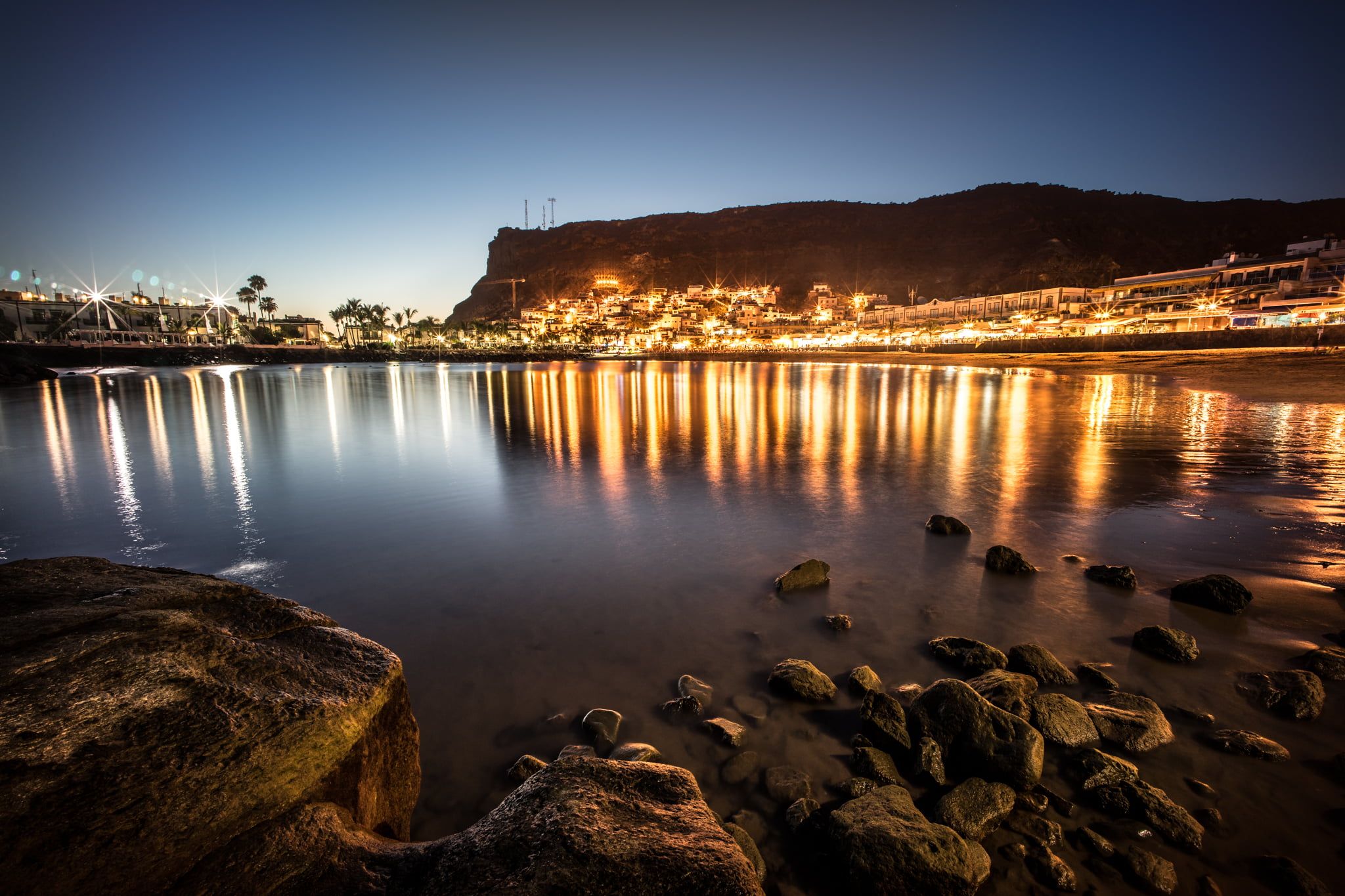 Baia costiera illuminata di notte, 2048x1365 2K, PC