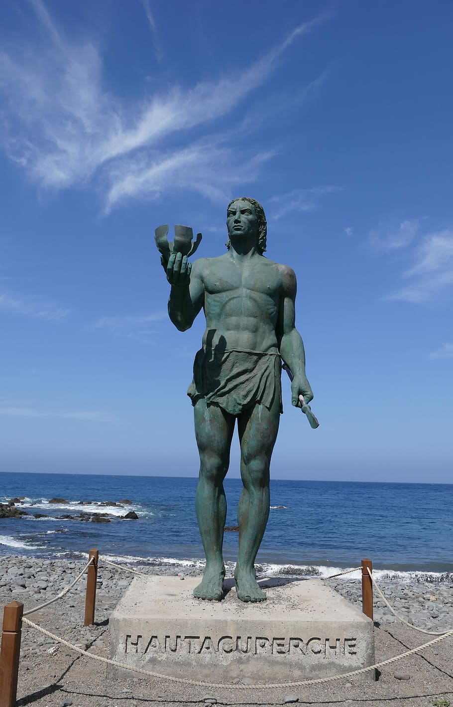 Statua bronzea Hautacuperche costa, 910x1419 Full HD Verticale, Smartphone