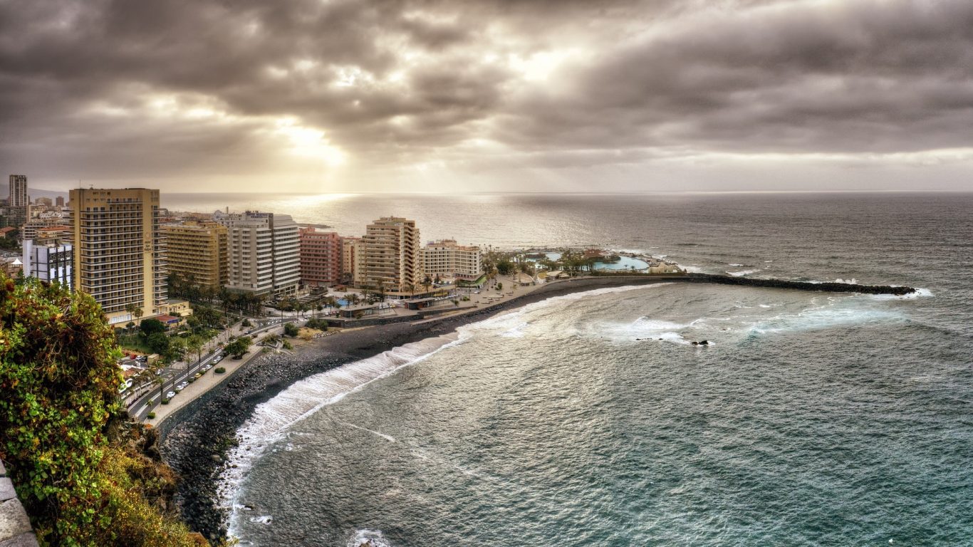 Città costiera Tenerife spiaggia, 1366x768 HD, Desktop