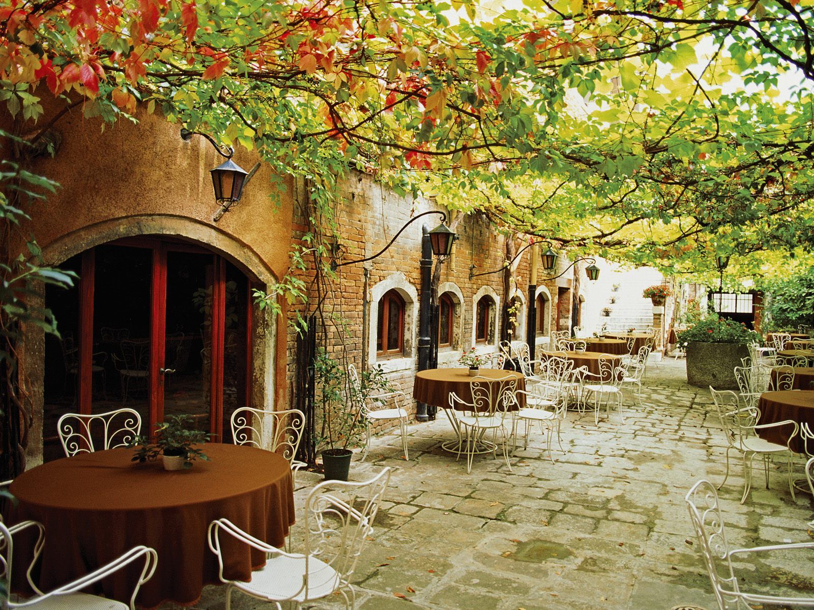 Cortile ristorante italiano autunnale, 1600x1200 HD Ready, Monitor Gaming