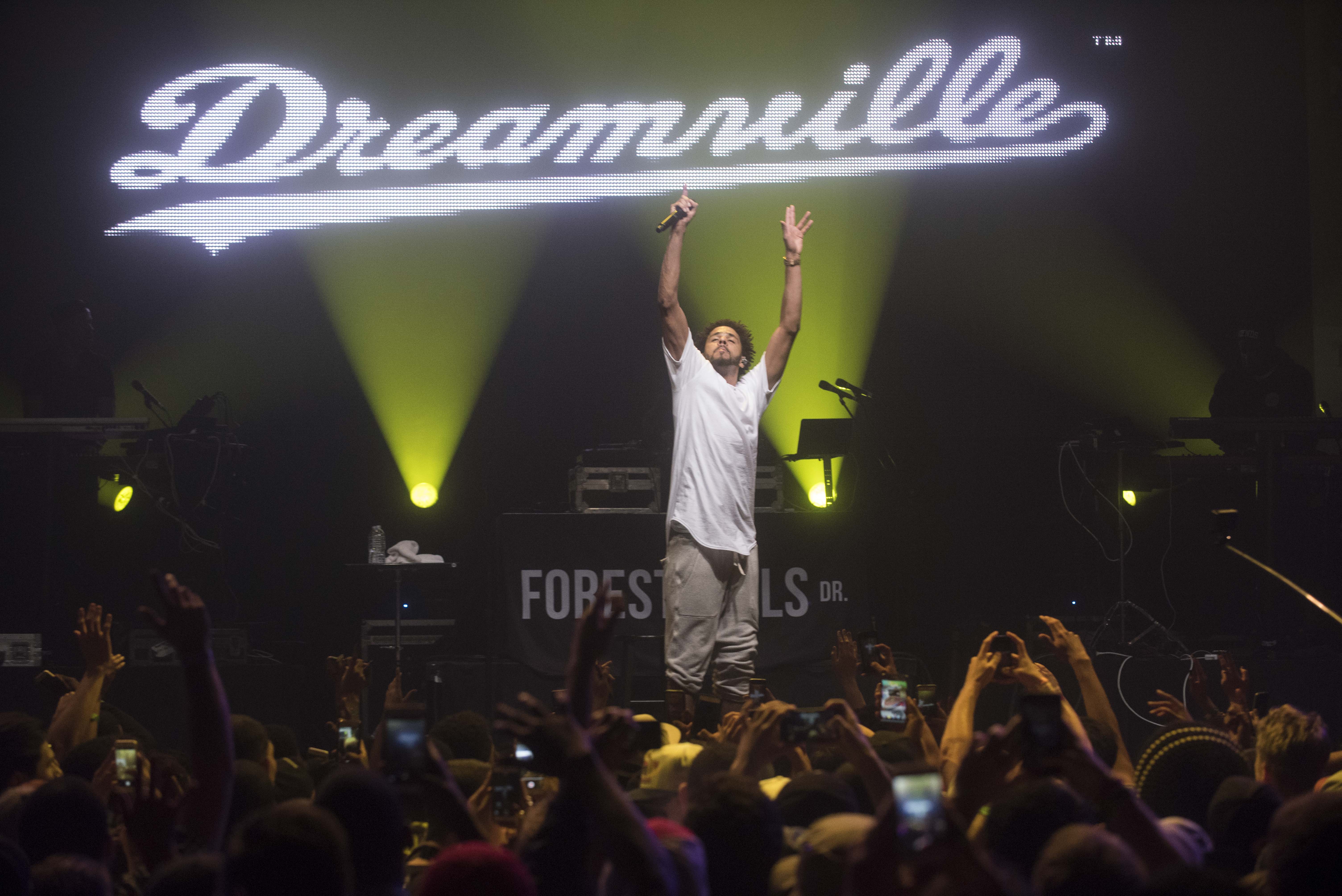 J. Cole con corona, maglietta bianca, 900x975 Verticale, Mobile