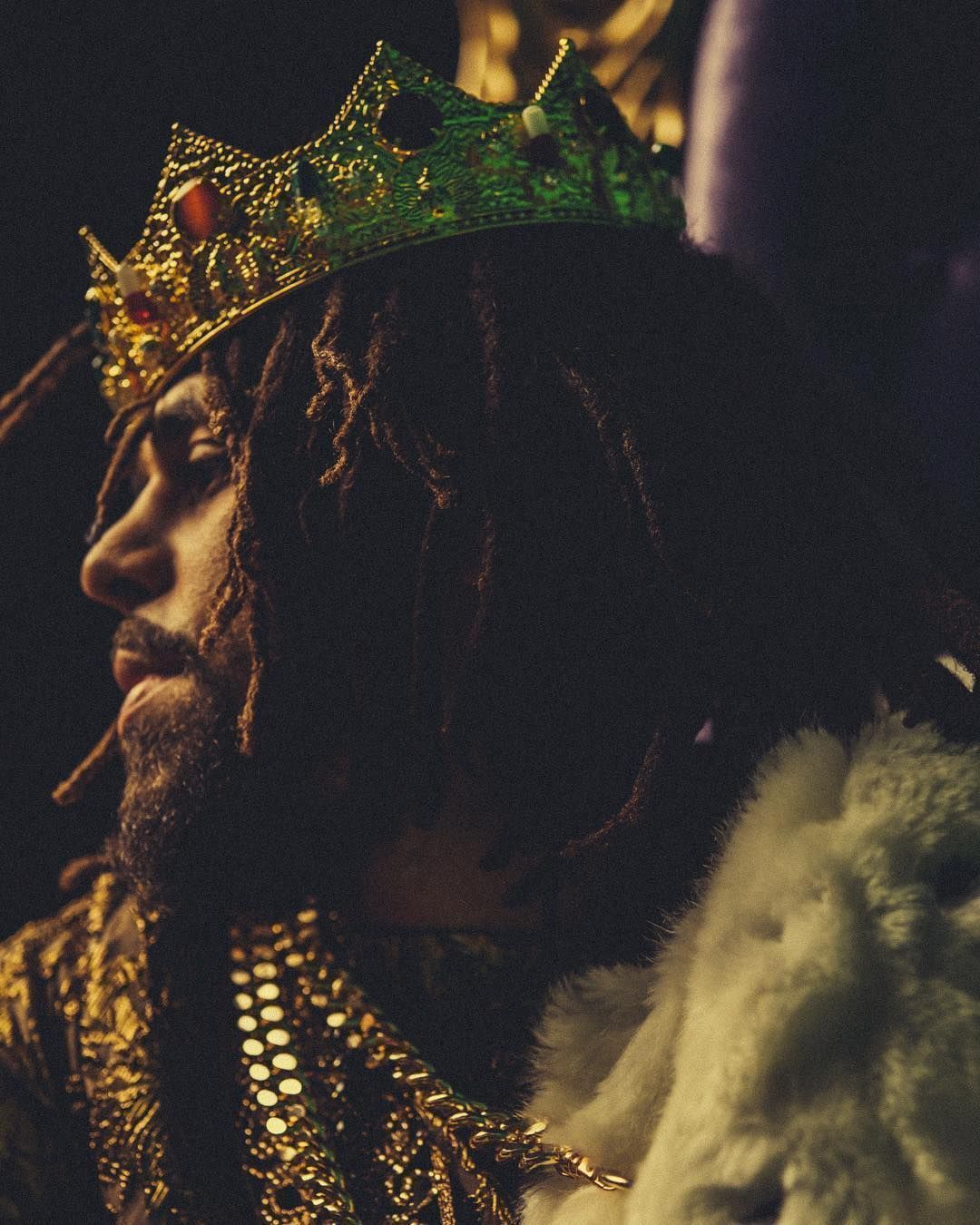 Uomo con corona verde e dreadlocks, 1080x1350 Full HD Verticale, iPhone
