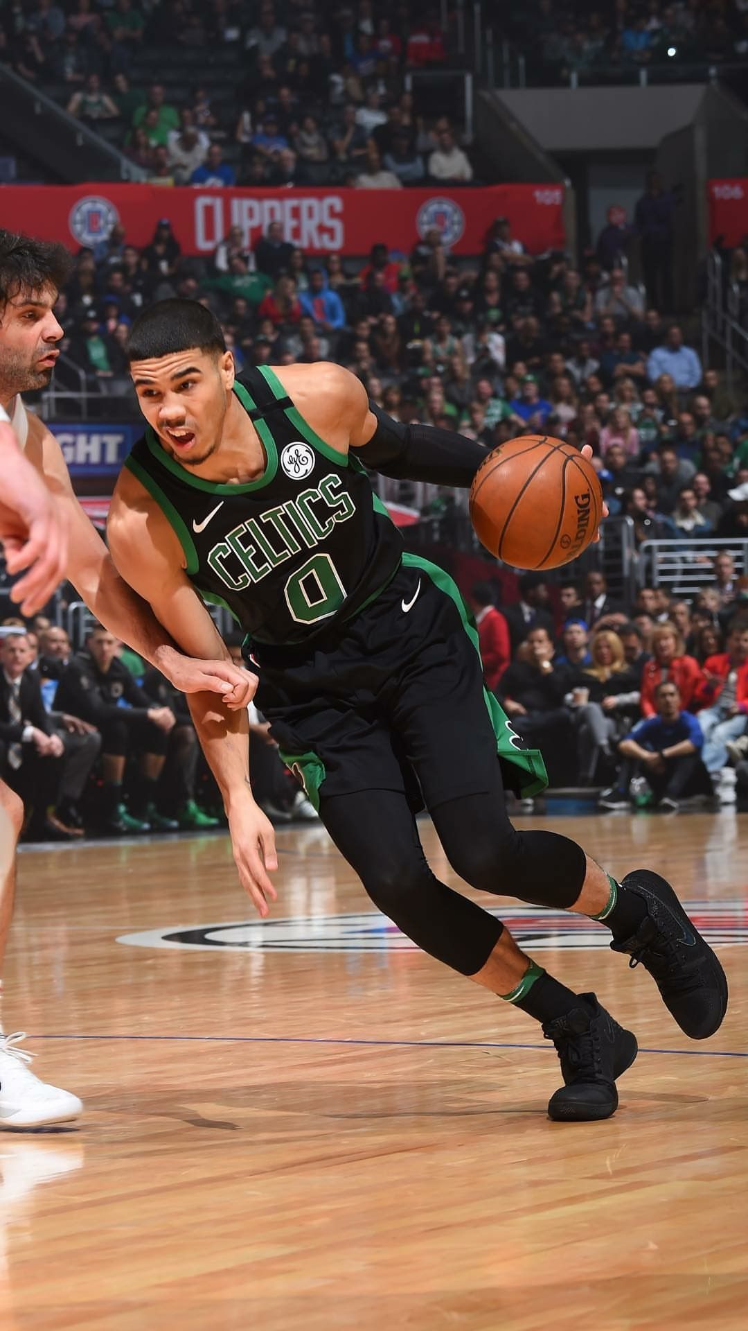 Giocatore Celtics palleggia in campo, 1080x1920 Full HD Verticale, Samsung Galaxy