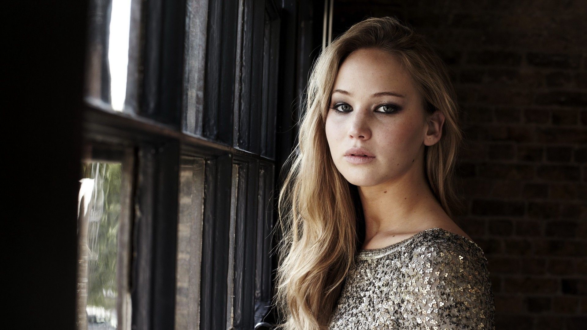 Jennifer Lawrence accanto finestra, 1920x1080 Full HD 1080p, Desktop