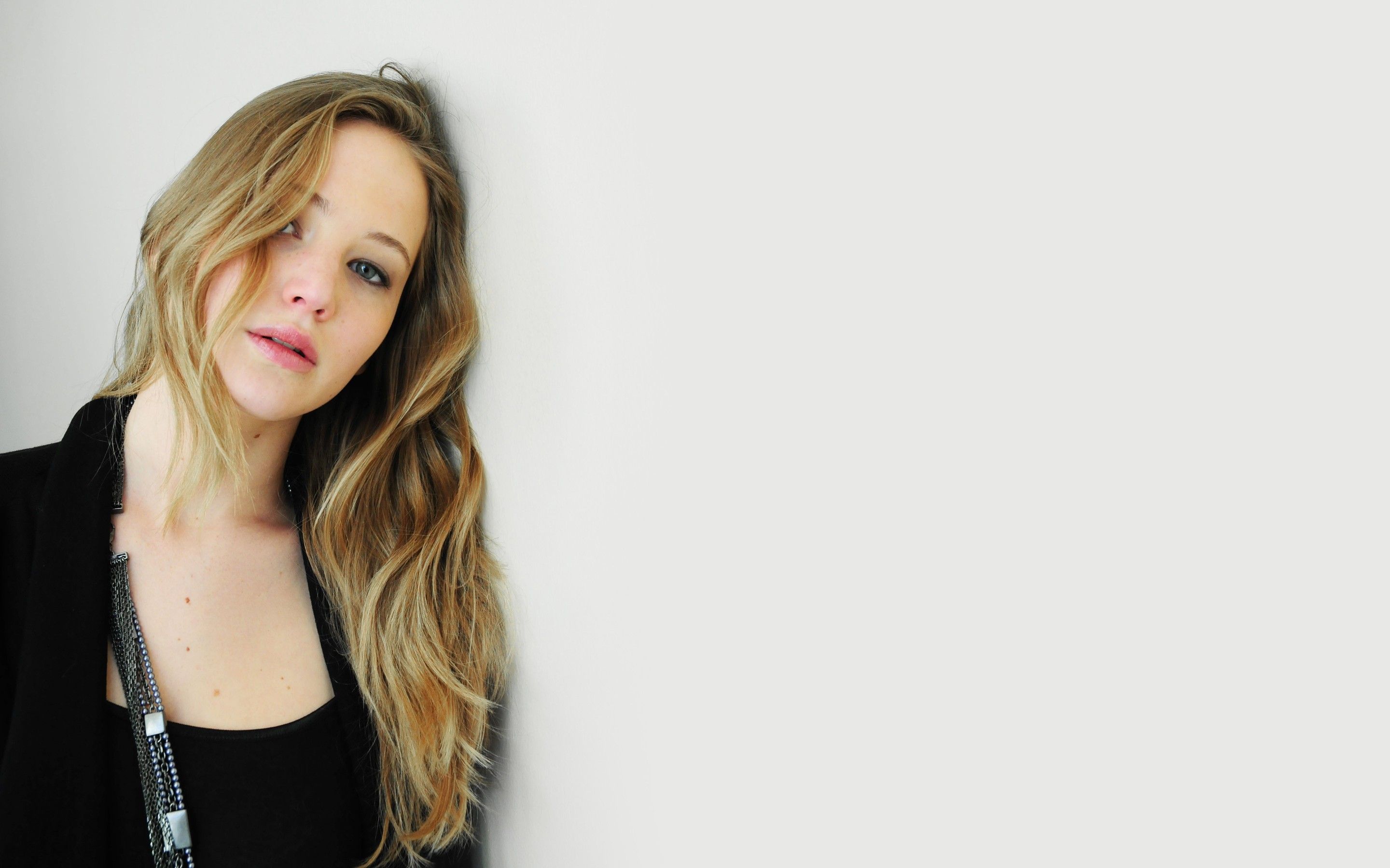 Jennifer Lawrence sfondo grigio, 2880x1800 2K+, PC