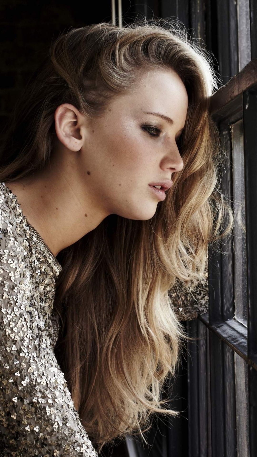 Jennifer Lawrence vicino finestra, 1080x1920 Full HD Verticale, Smartphone