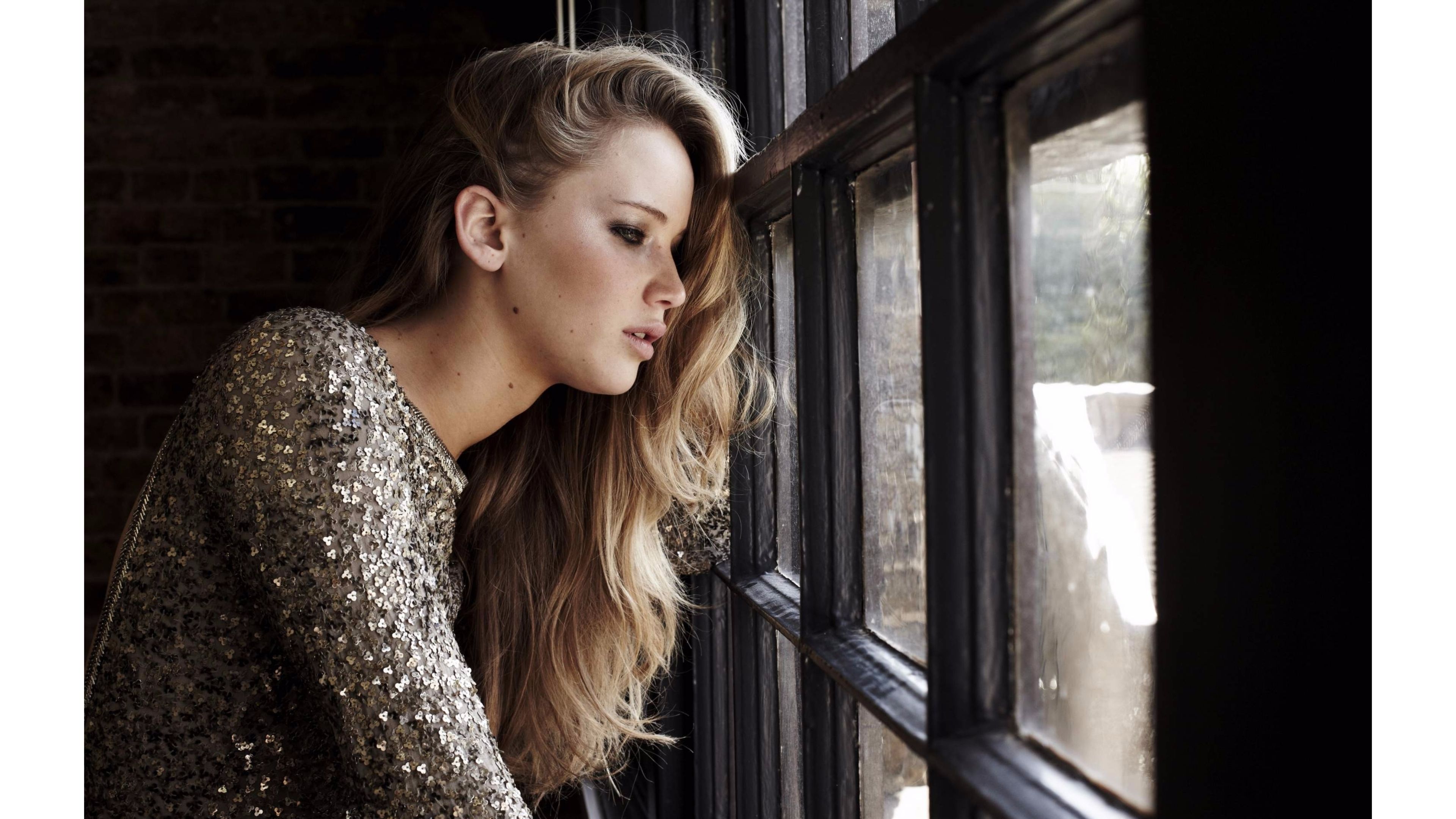 Jennifer Lawrence vicino finestra, 3840x2160 4K, Desktop 4K