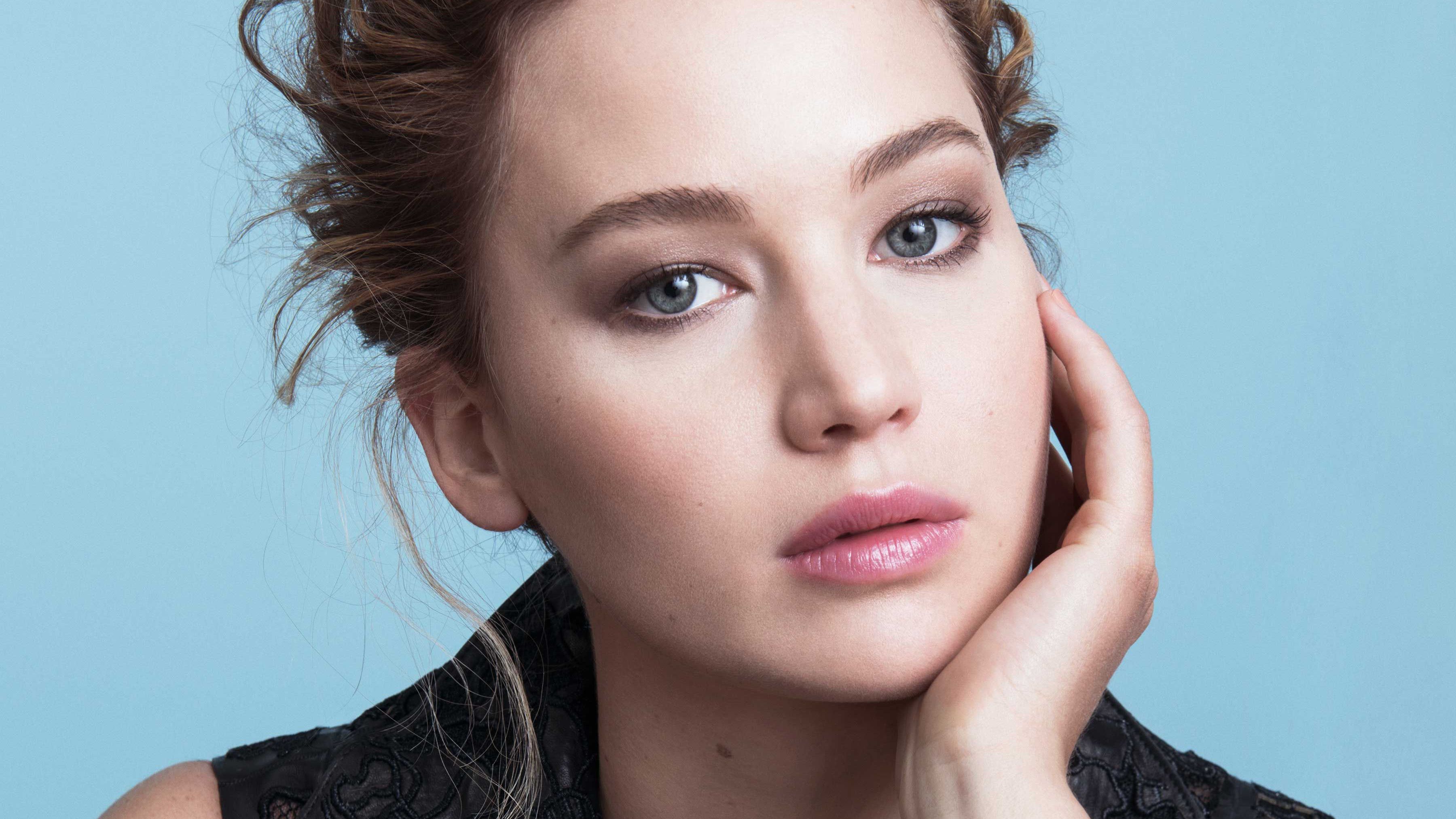 Jennifer Lawrence ritratto sfondo azzurro, 3600x2025 2K+, Laptop