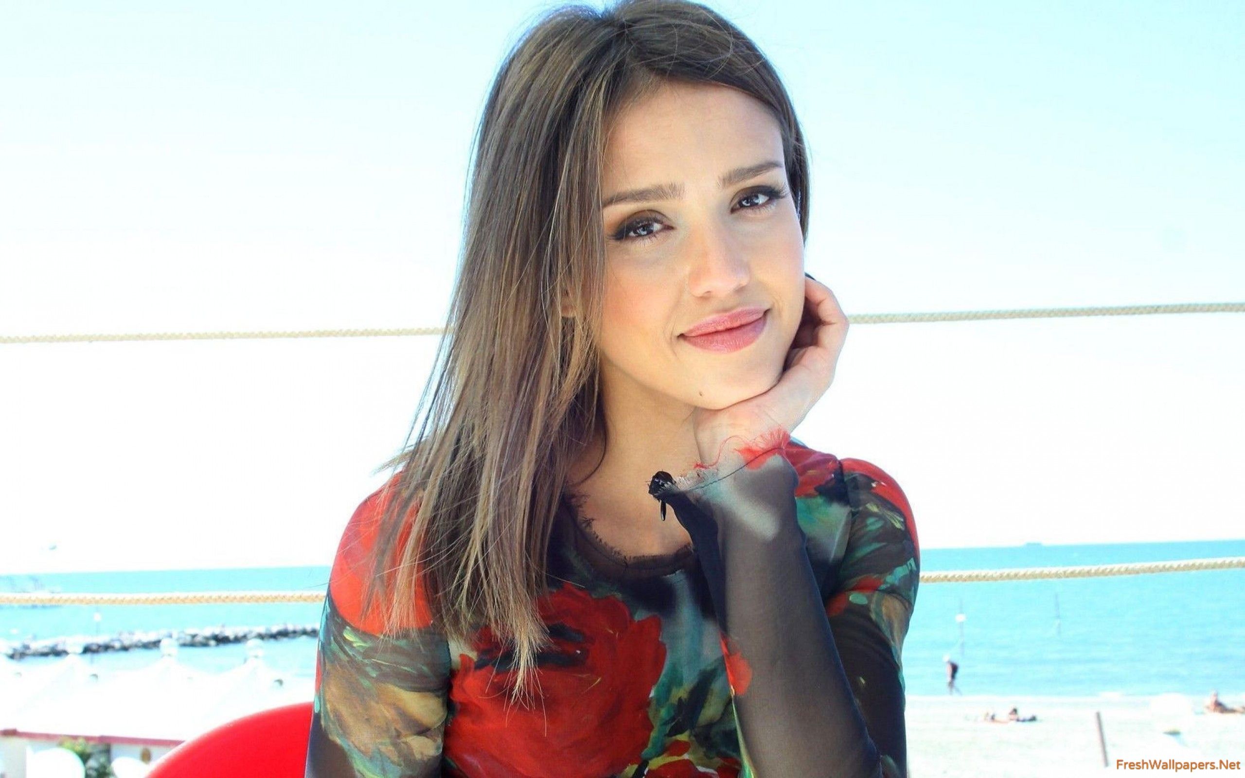 Donna sorridente al mare, 2560x1600 2K+, Desktop