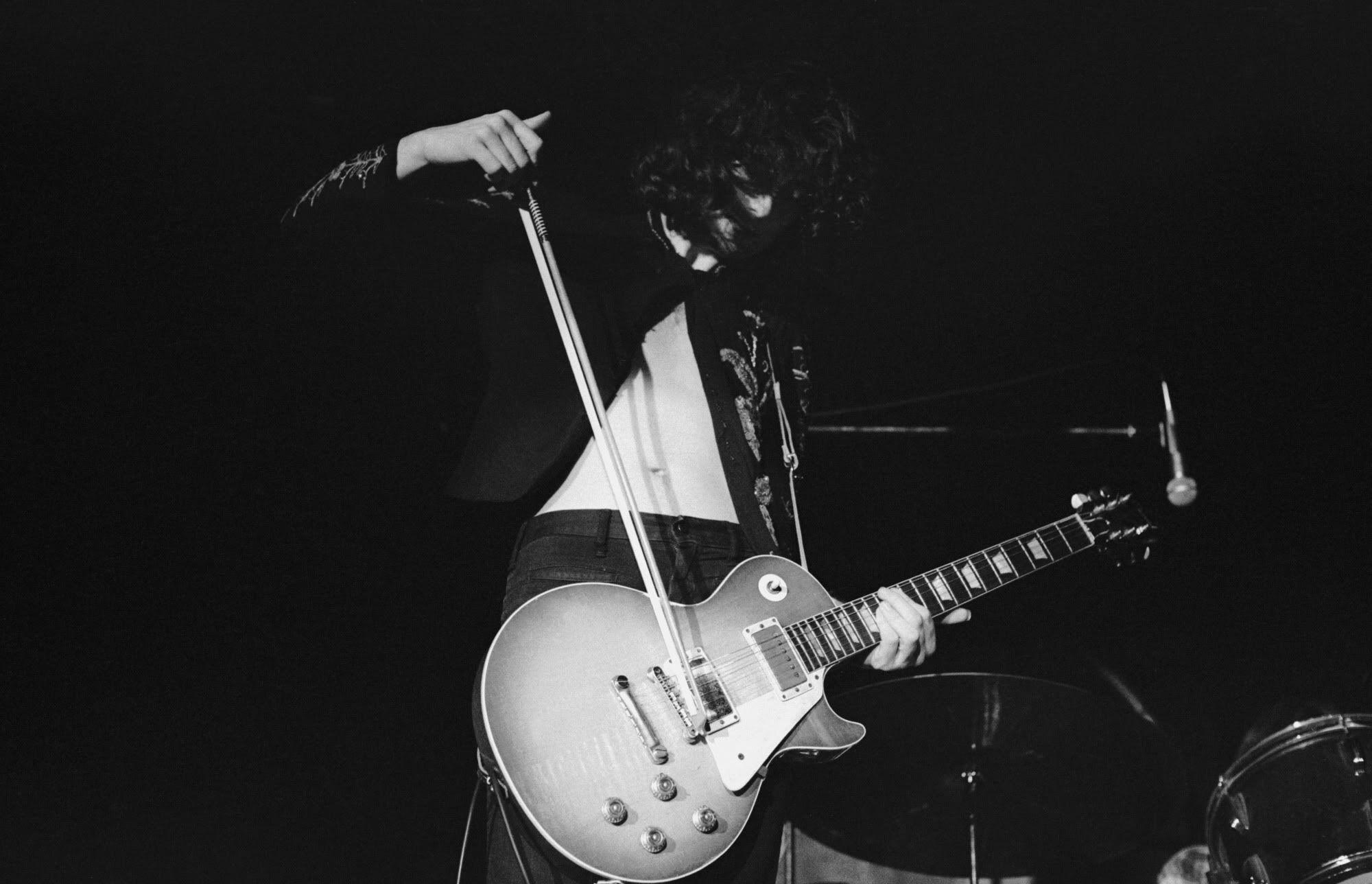 Jimmy Page con archetto chitarra, 2000x1288 alta risoluzione, Desktop