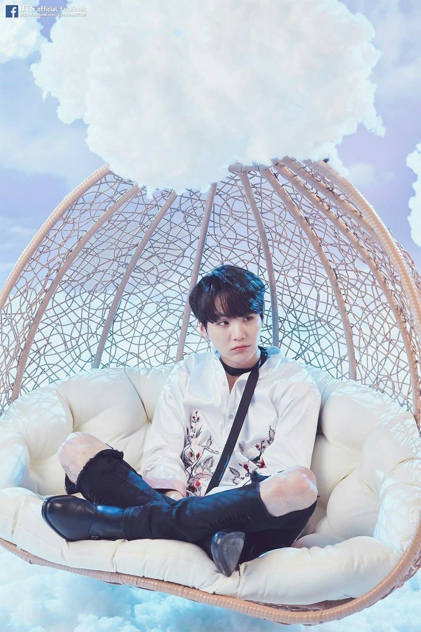 Jin BTS seduto altalena, 853x1280 Verticale, Telefono