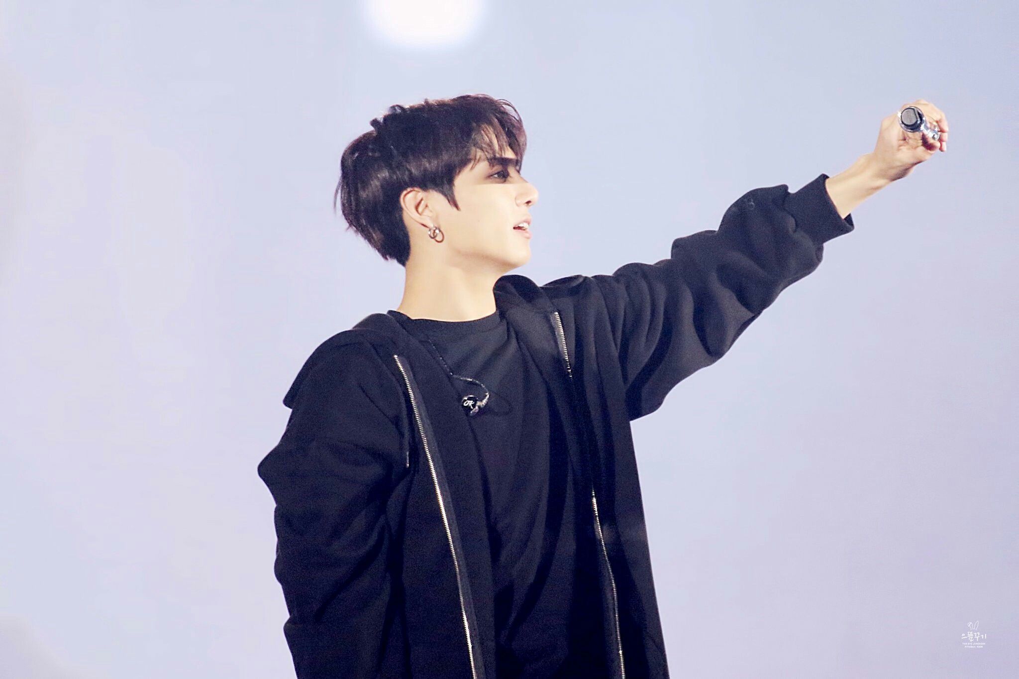 Jungkook BTS microfono nero, 2048x1364 2K, PC