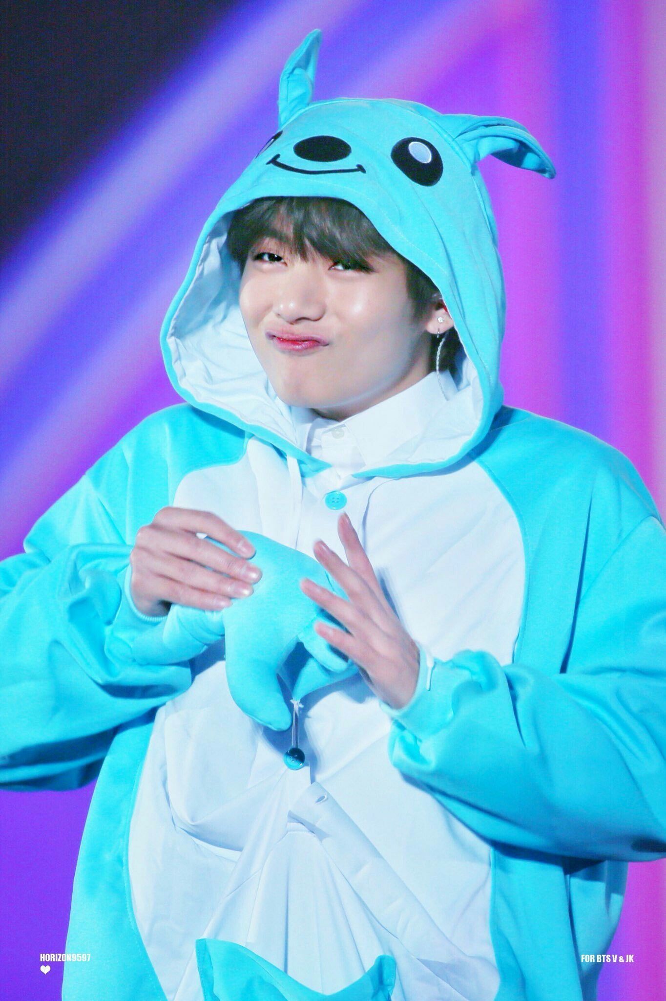 V BTS costume Stitch azzurro, Bangtan Sonyeondan, 1364x2048 Full HD Verticale, Smartphone
