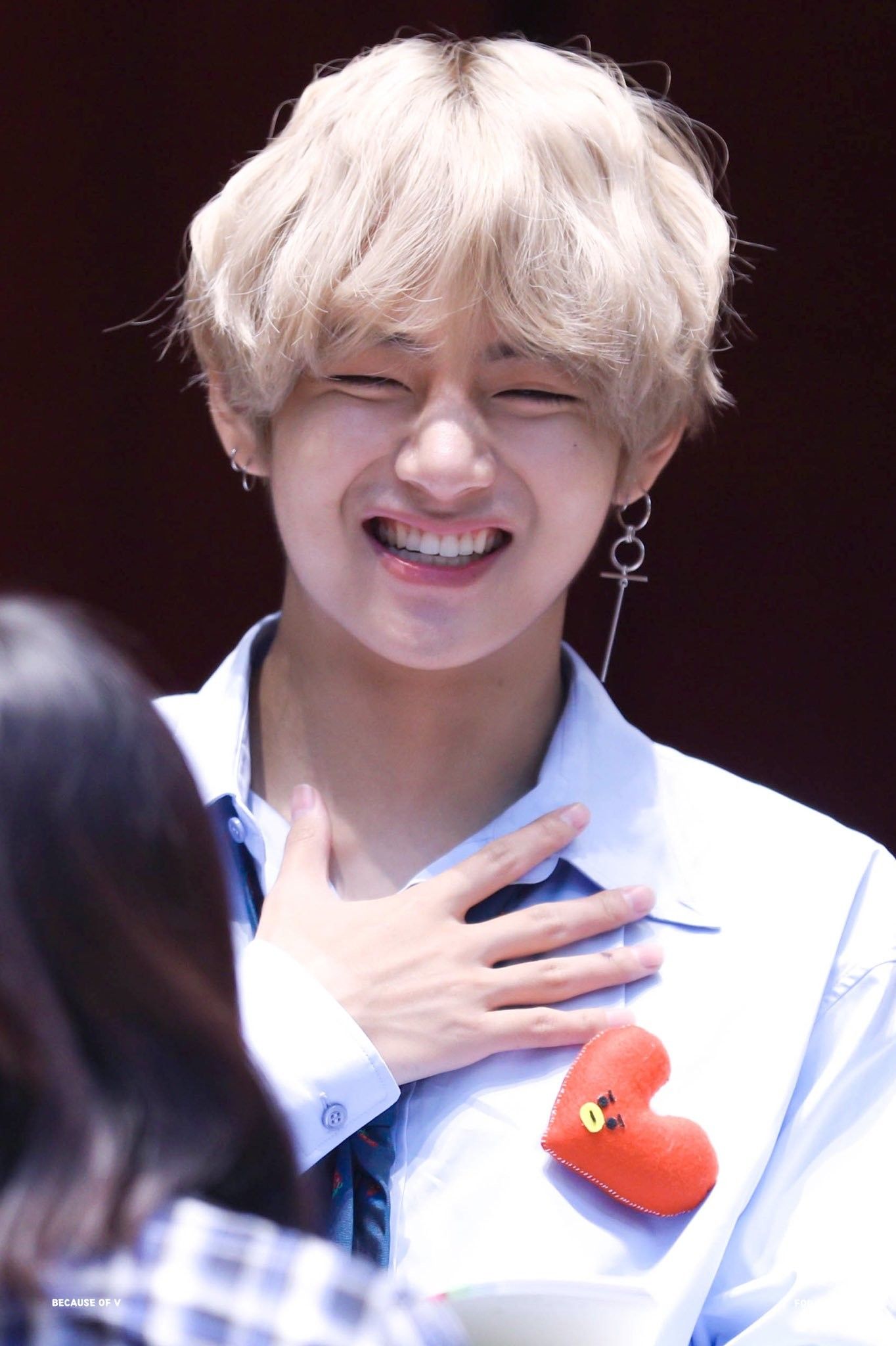 V BTS sorridente camicia bianca, 1364x2048 Full HD Verticale, Smartphone