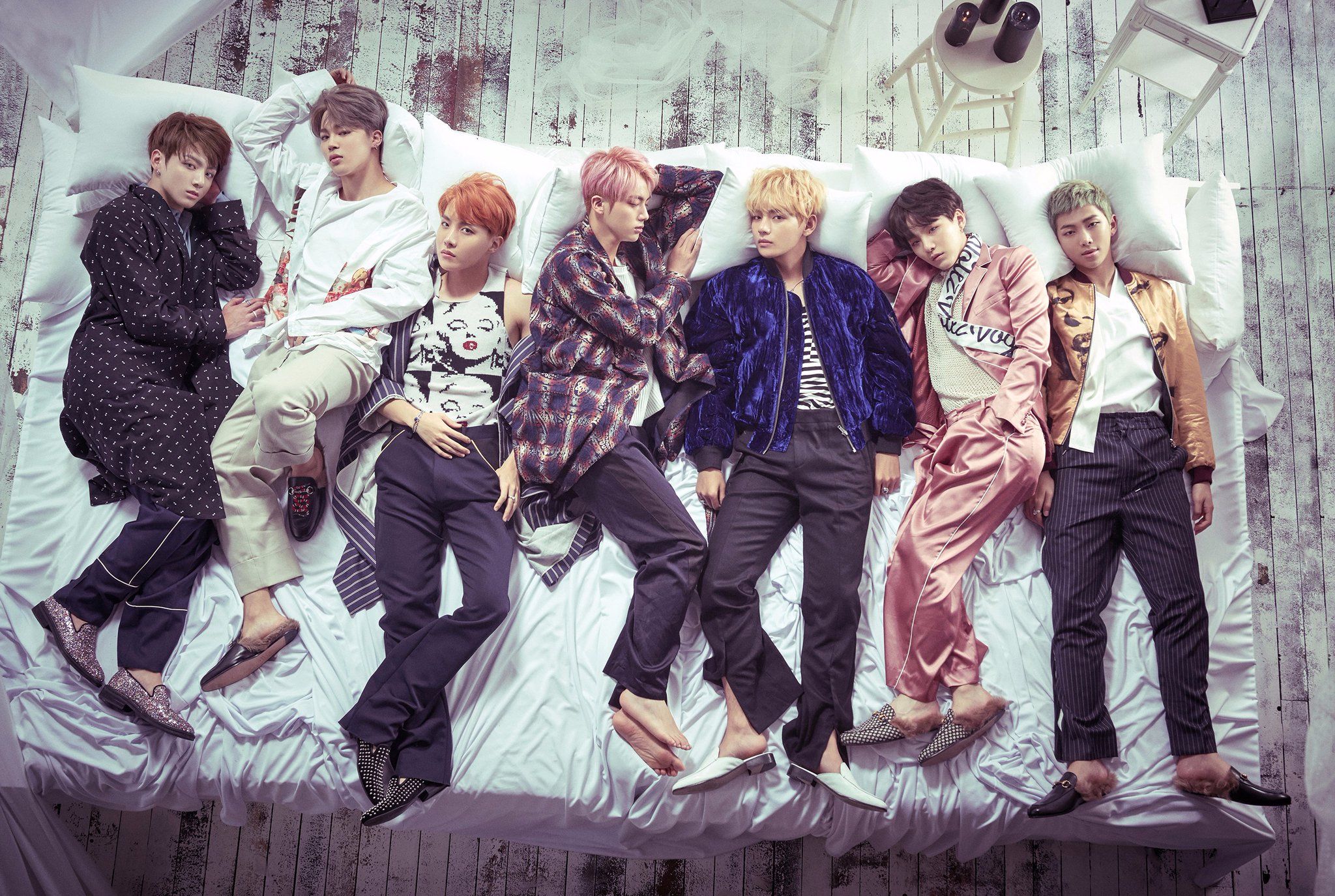 Gruppo BTS sdraiato su letto, 2048x1374 alta risoluzione, Monitor Gaming