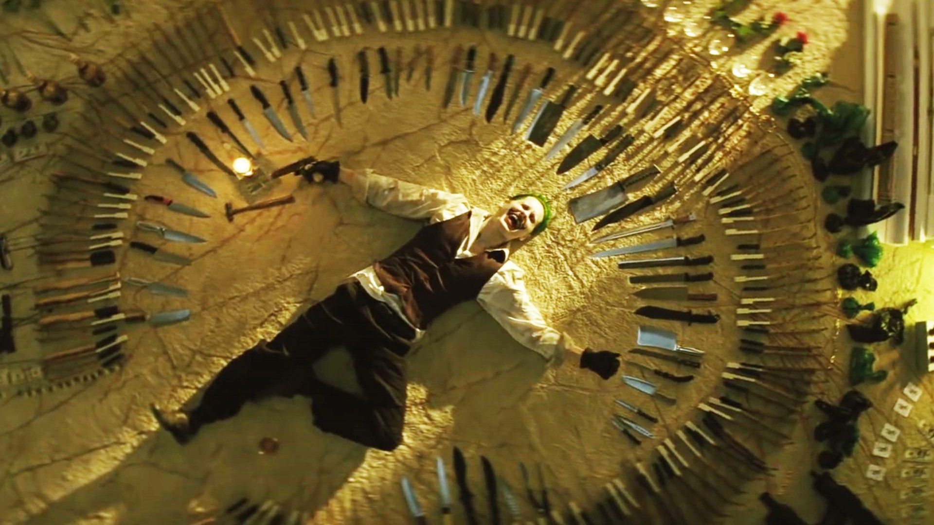 Joker sdraiato tra coltelli, 1920x1080 Full HD, Desktop