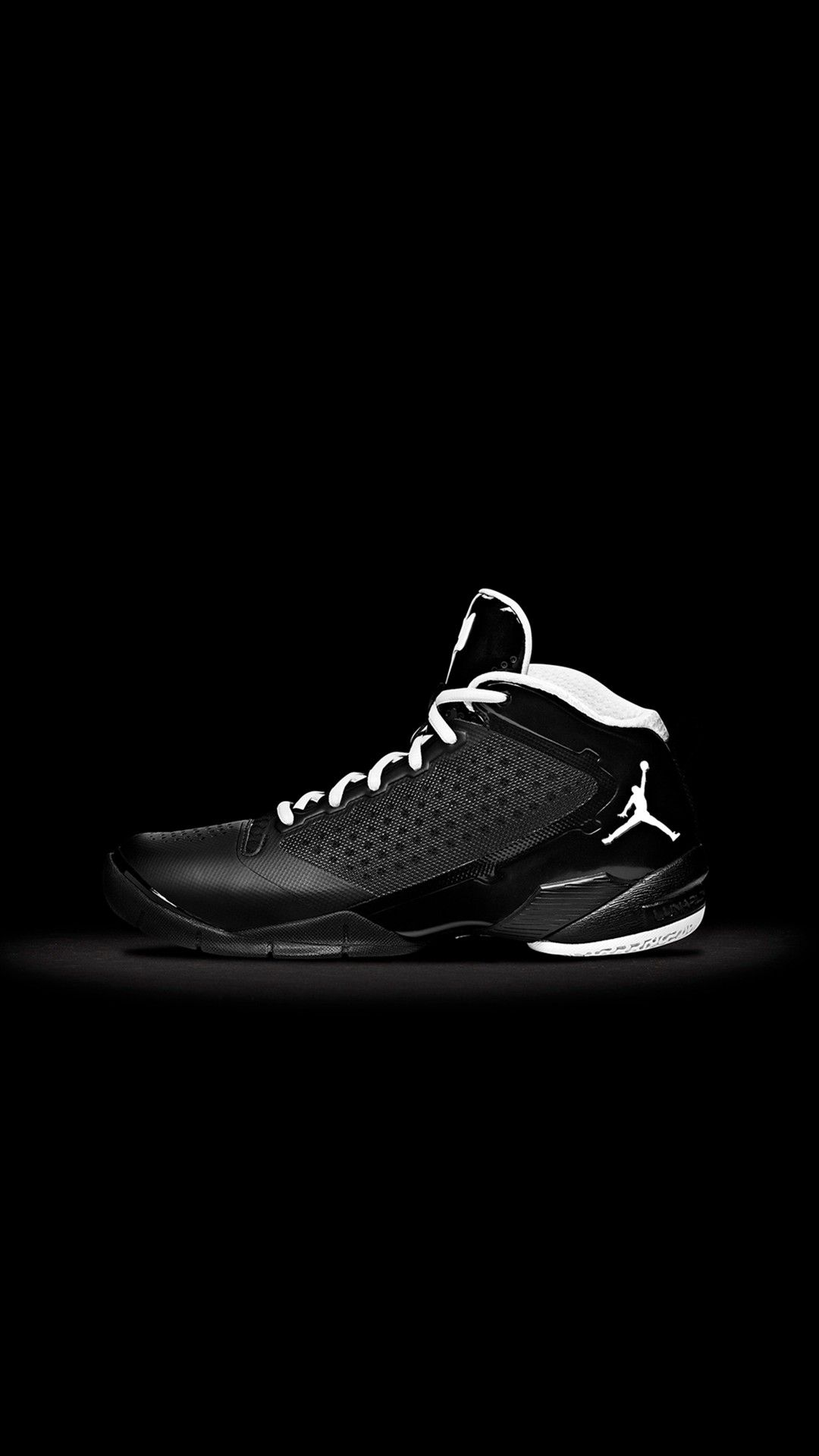 Scarpa Jordan nera sfondo scuro, 1080x1920 Verticale, iPhone Air