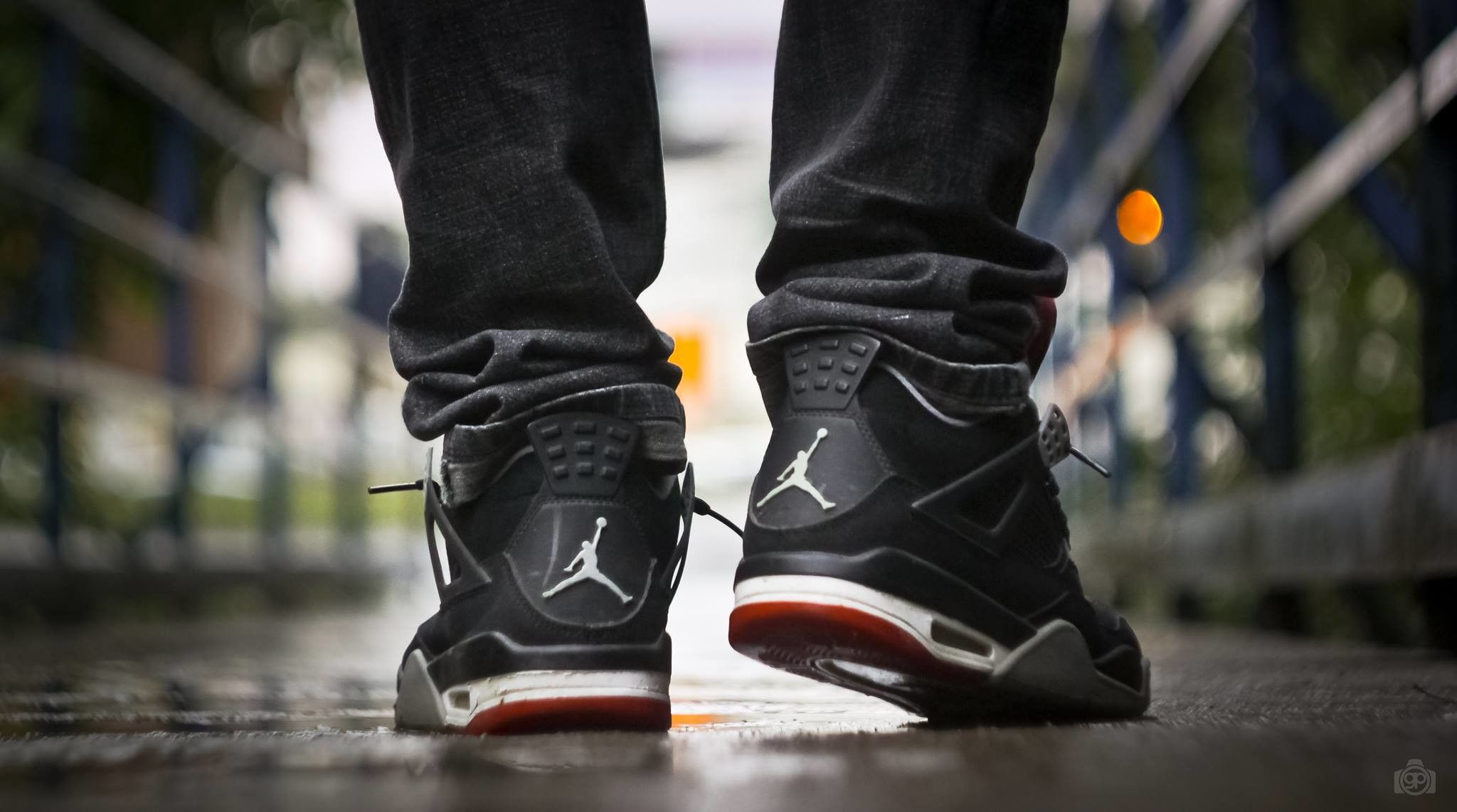 Scarpe Jordan nere su ponte, 2048x1142 2K, Laptop
