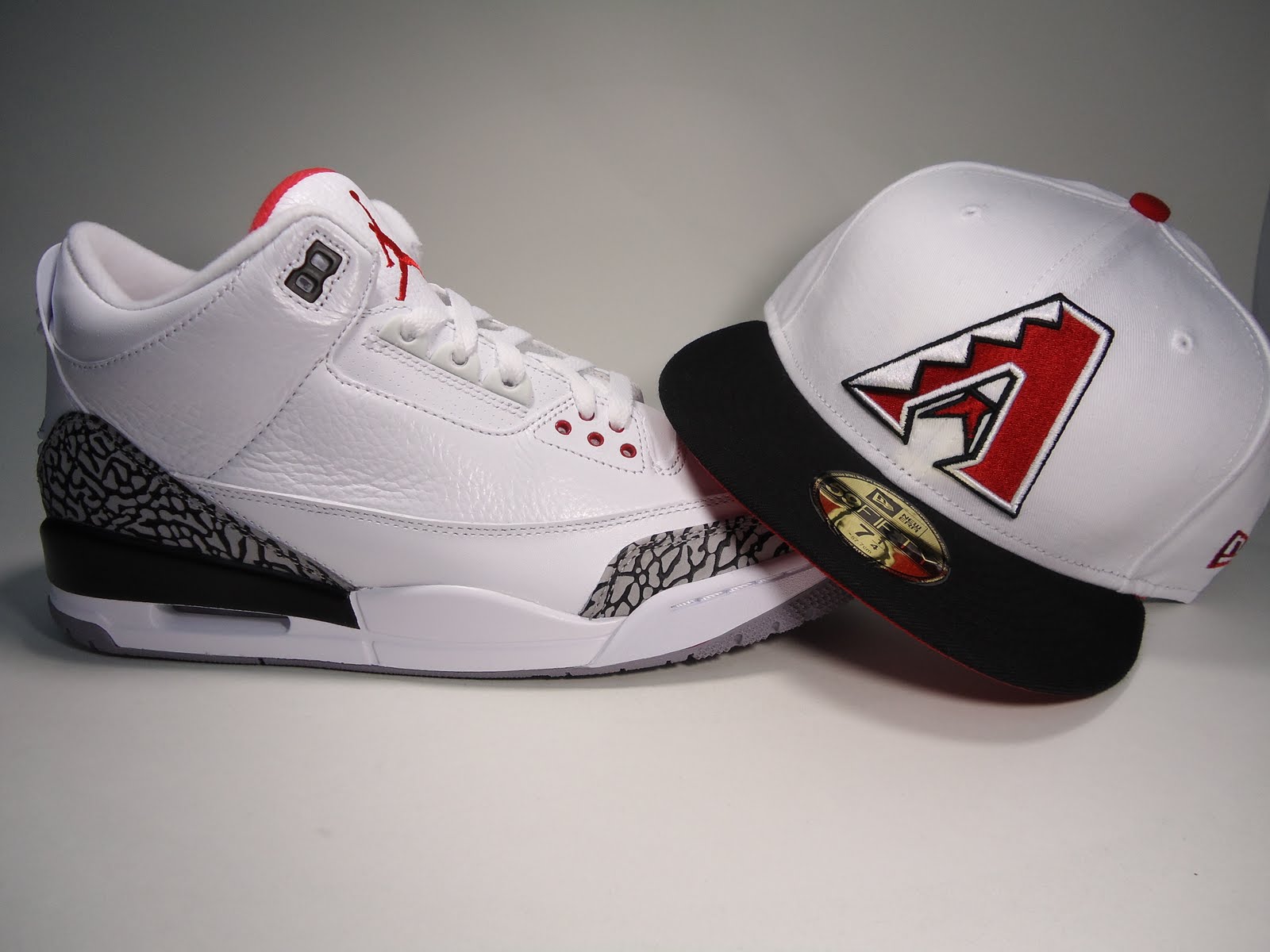 Air Jordan 3 white cement e cappellino, 1600x1200 900p, Laptop