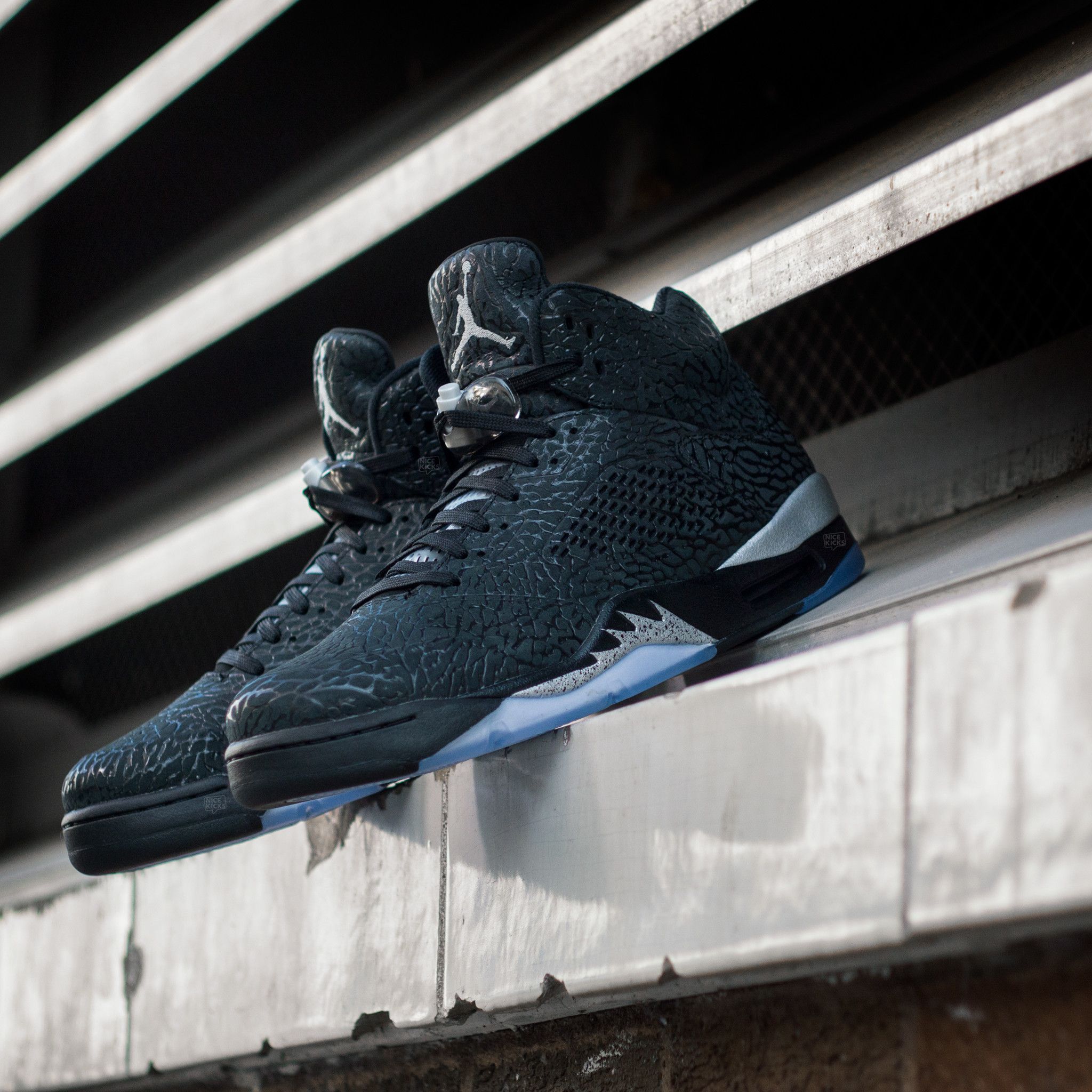 Sneaker Jordan nera su gradini, 2048x2048 alta risoluzione, PC