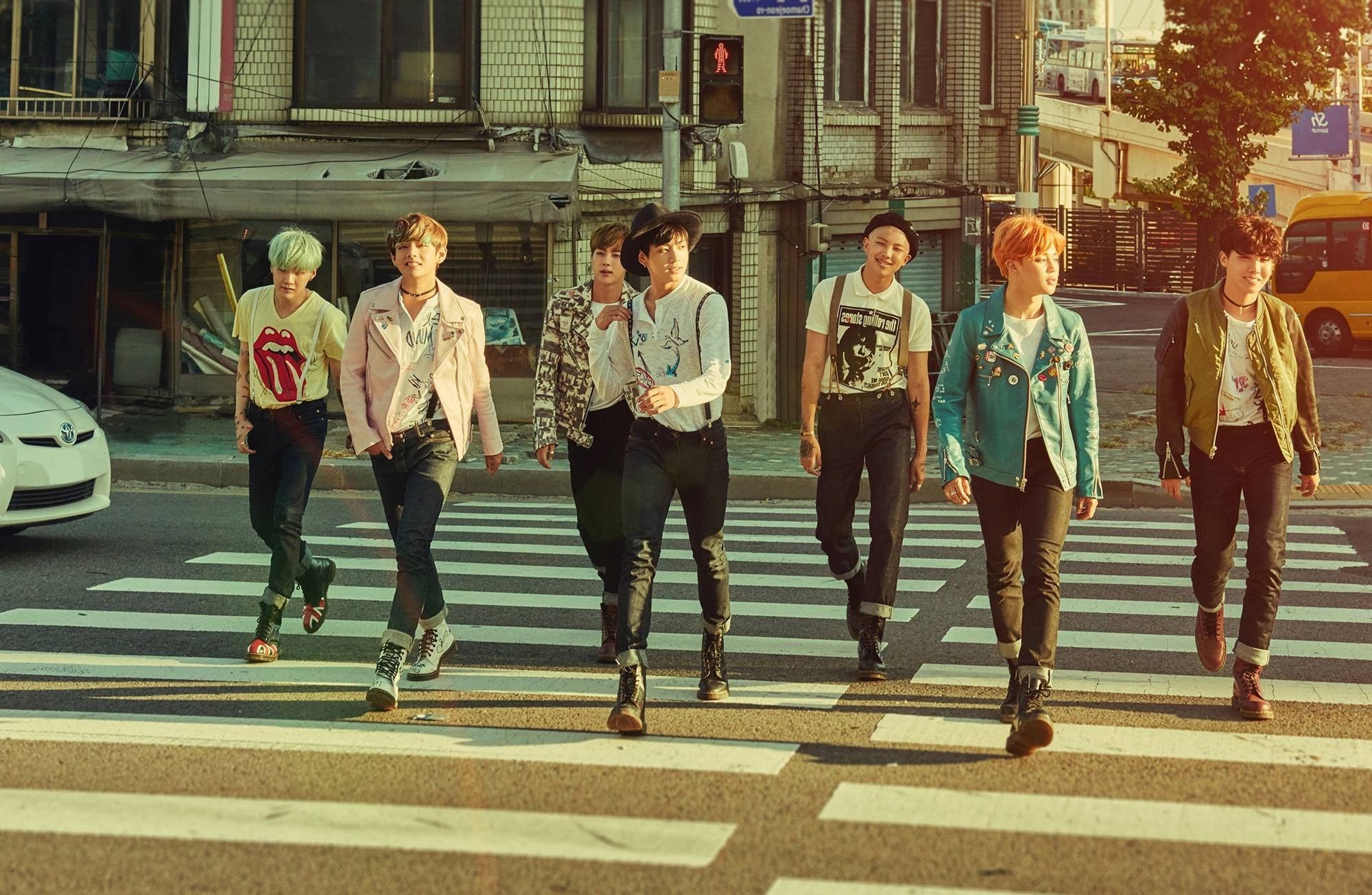 BTS gruppo attraversamento strada, 2000x1305 alta risoluzione, Desktop