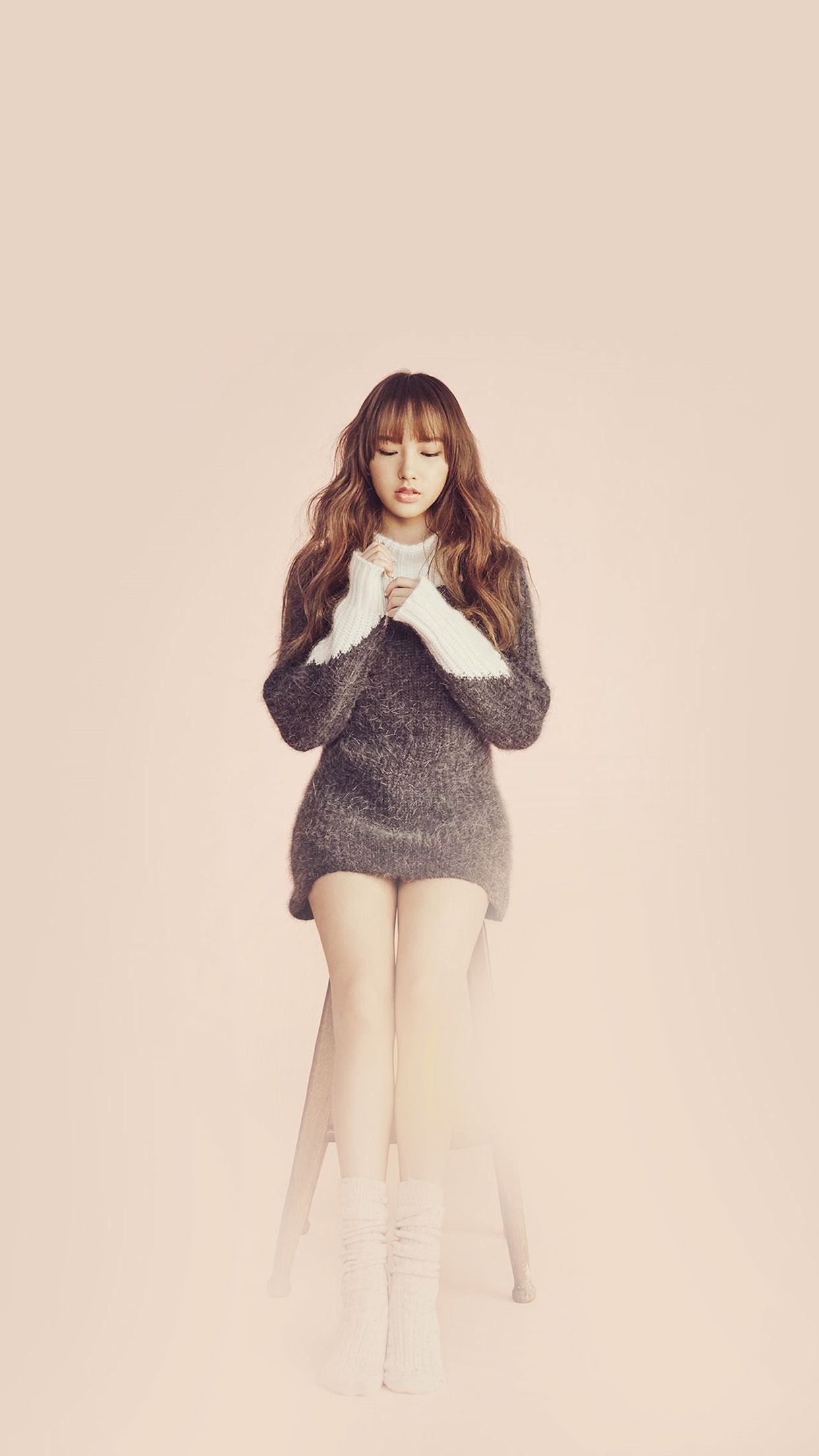Ragazza k-pop maglione grigio, 1242x2208 Verticale, Mobile
