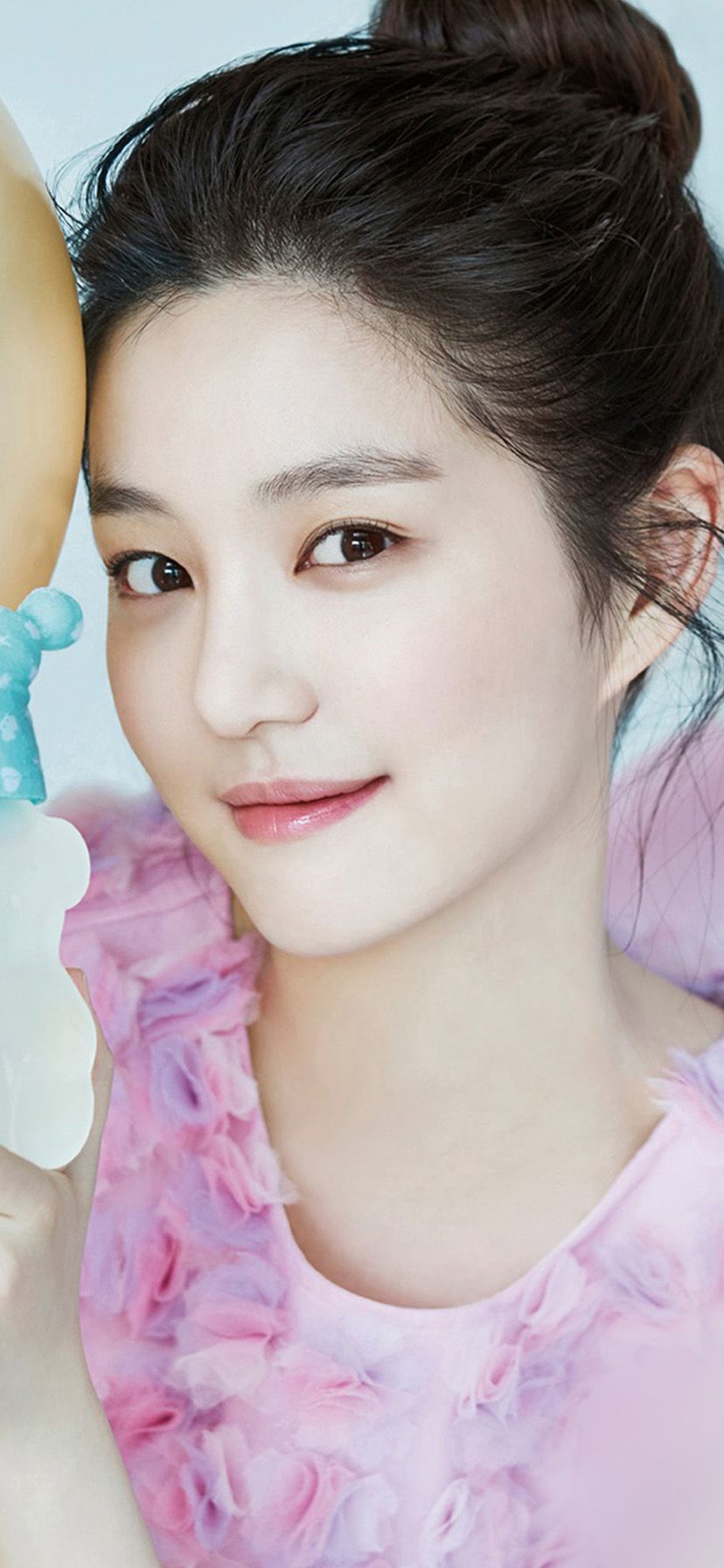 Ragazza k-pop con peluche rosa, 828x1792 Verticale, Telefono