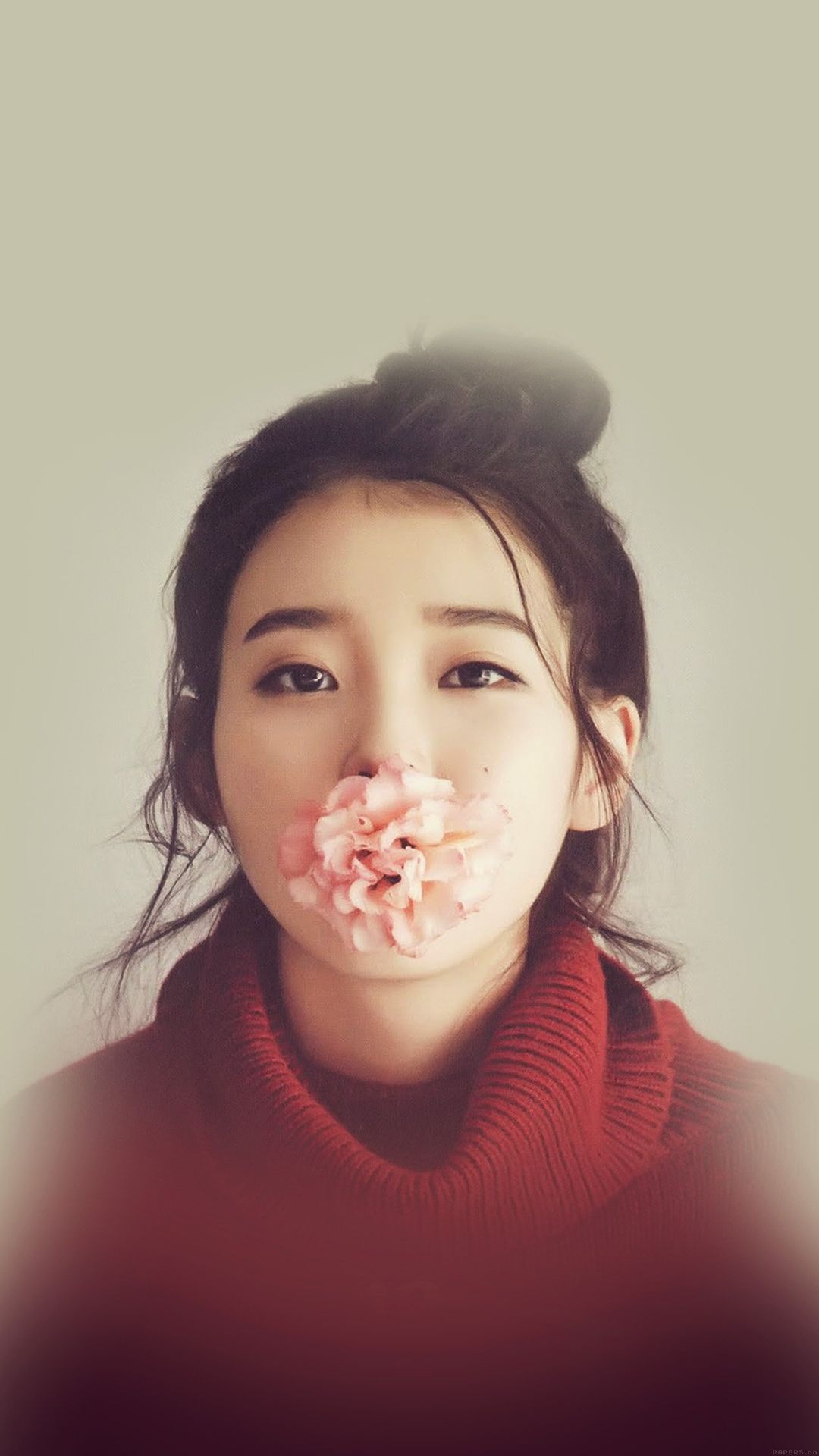 IU con fiore rosa in bocca, 1080x1920 Verticale, Mobile