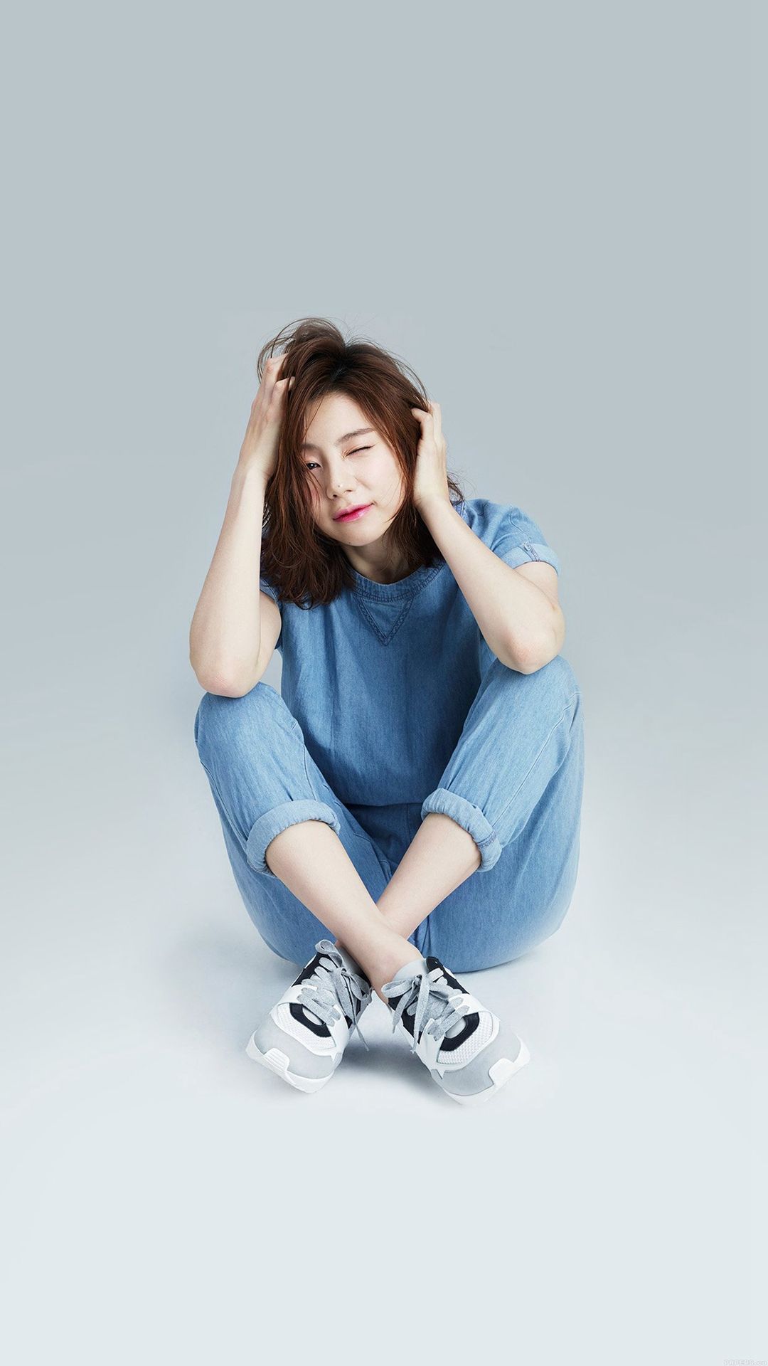 Ragazza seduta jeans blu, 1080x1920 Verticale, Telefono