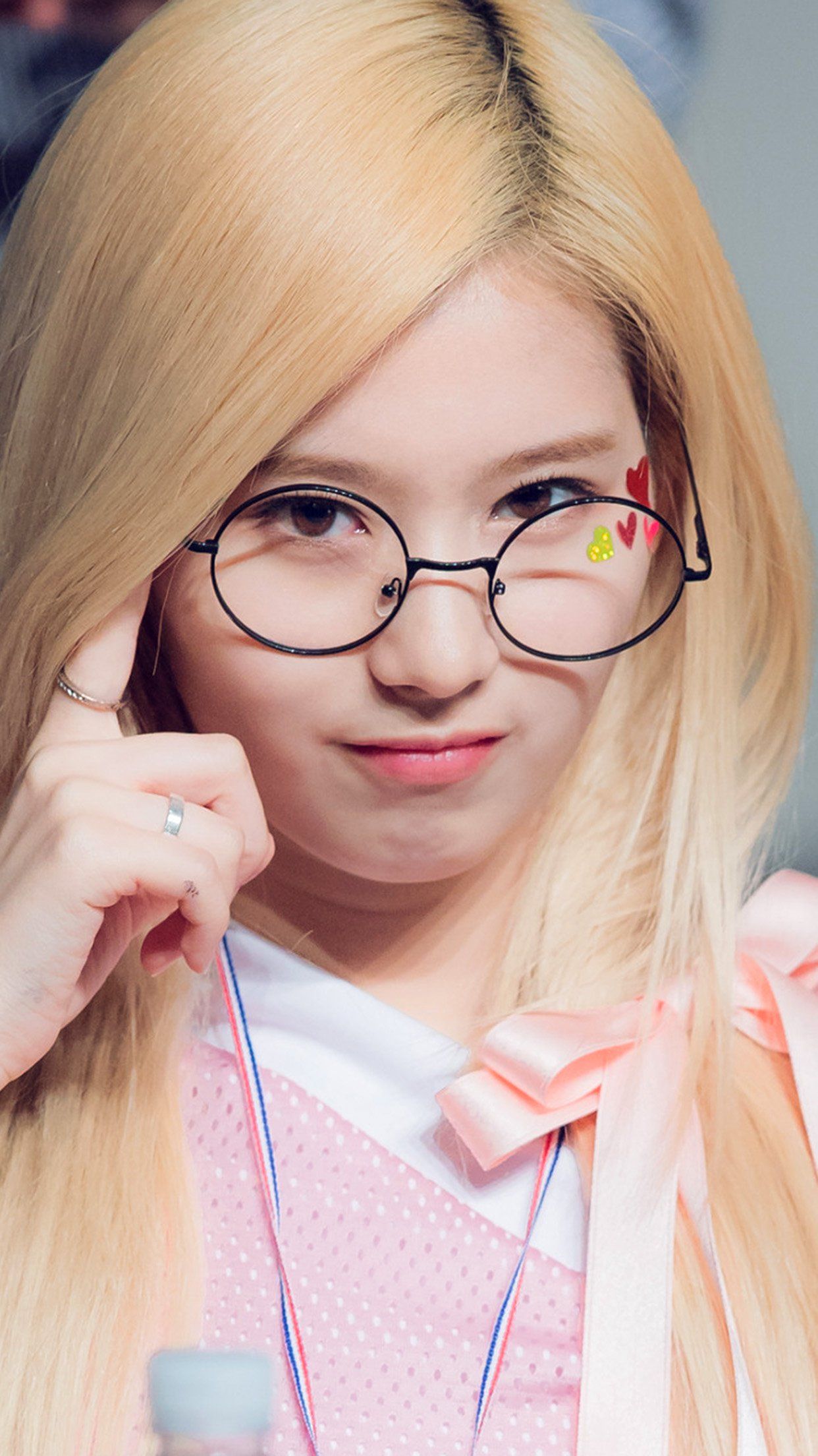 Ragazza k-pop occhiali biondi, 1242x2208 Full HD Verticale, Smartphone