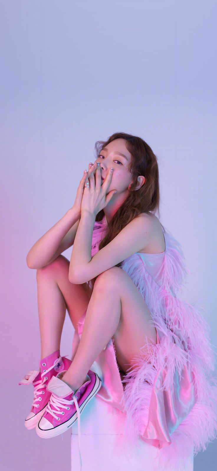 Ragazza k-pop luci rosa, 736x1593 Verticale, OnePlus
