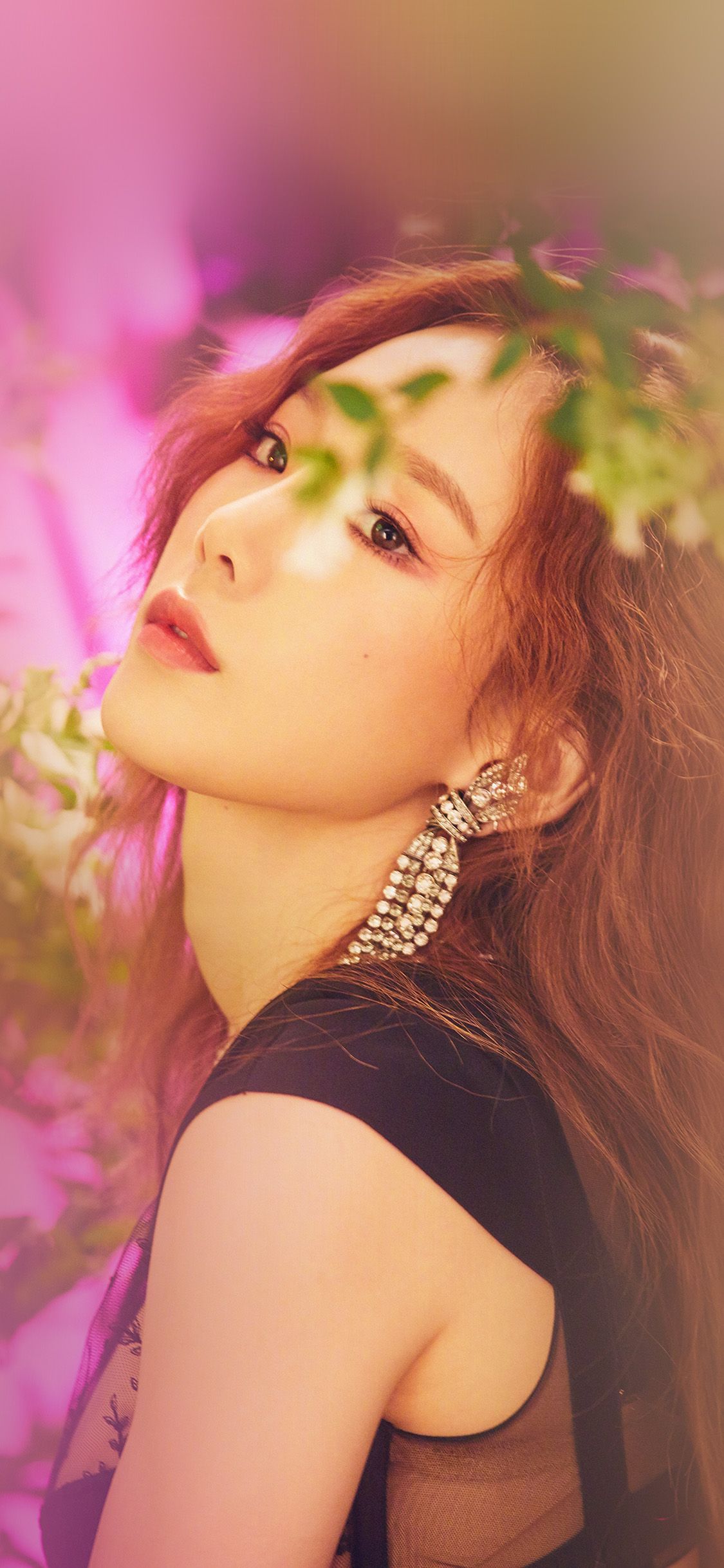 Ragazza k-pop con foglie, 1125x2436 Full HD Verticale, iPhone