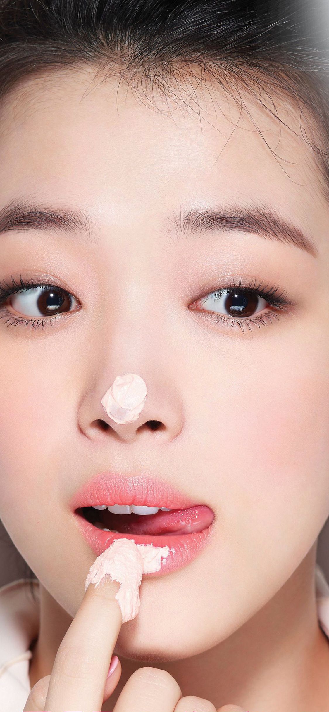 Ragazza k-pop con crema, 1125x2436 Verticale, Mobile