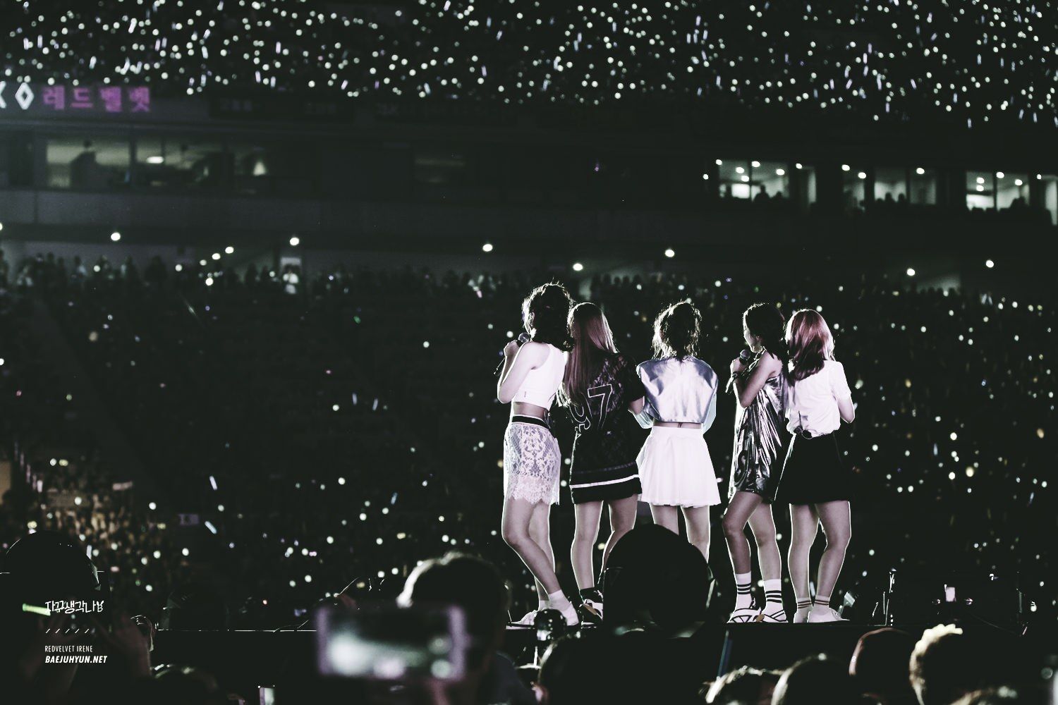 Idol K-pop con libro e occhiali, 1280x720 HD, MacBook Pro
