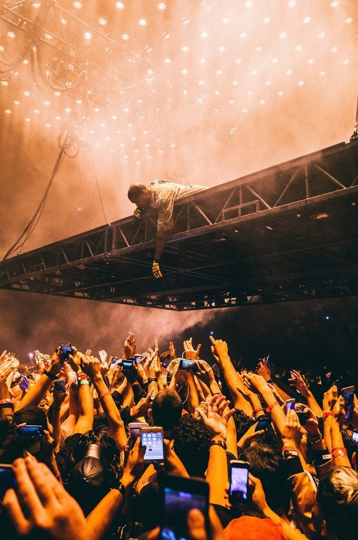 Kanye West concerto folla, Ye, 736x1111 Full HD Verticale, iPhone Pro Max