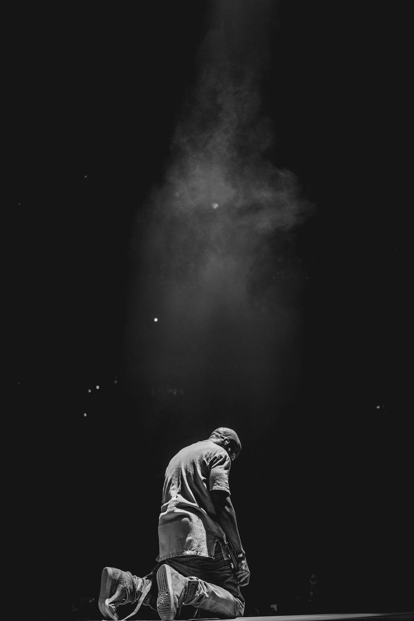 Uomo inginocchiato palco buio, 1365x2048 Full HD Verticale, iPhone Air