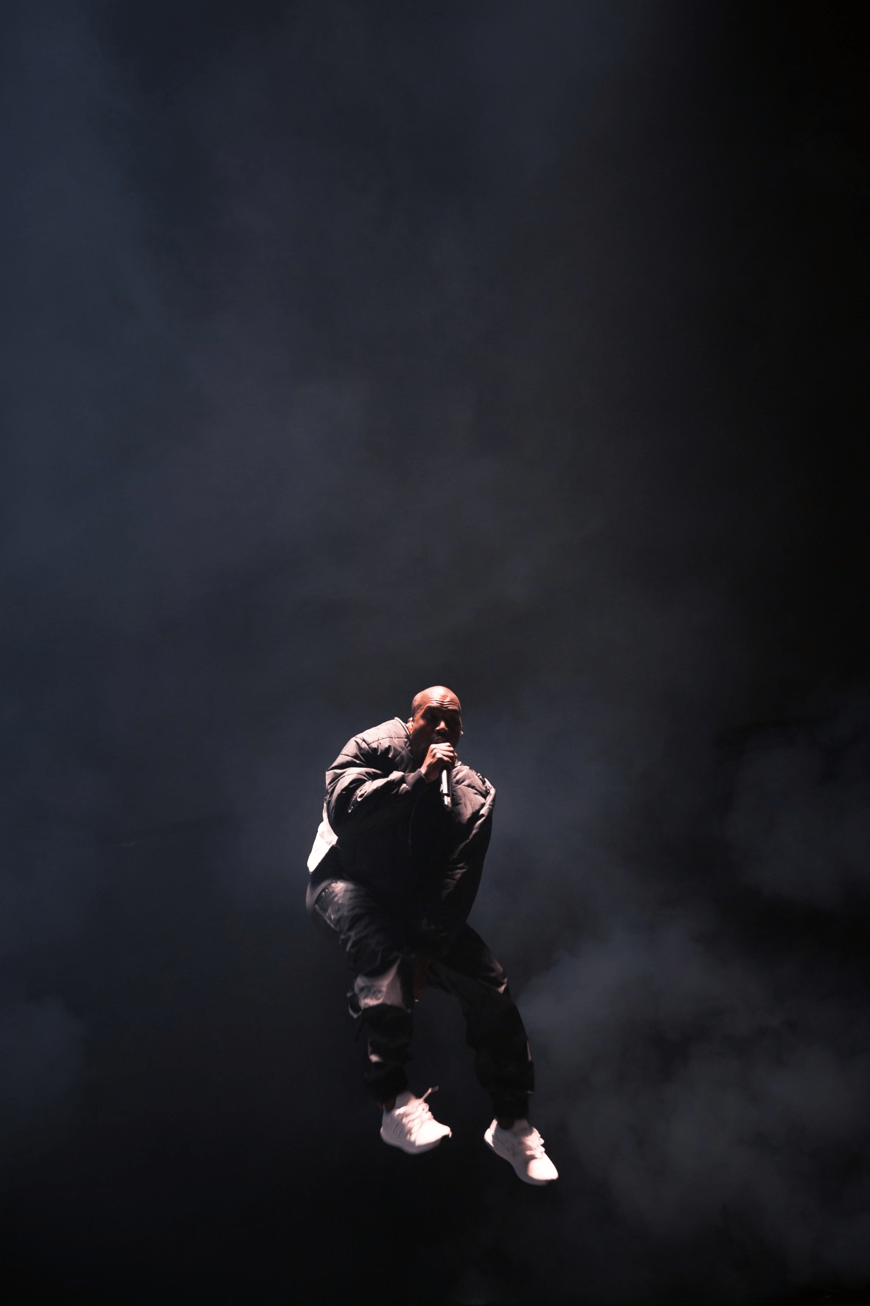 Kanye West su palco buio, Ye, 1706x2560 Full HD Verticale, iPhone Plus