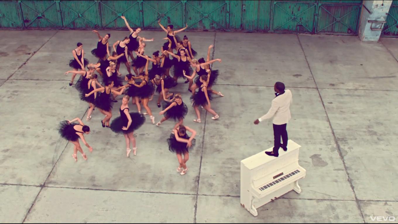 Ballerina piume, uomo, tavolo dorato, 1280x800 720p, Laptop