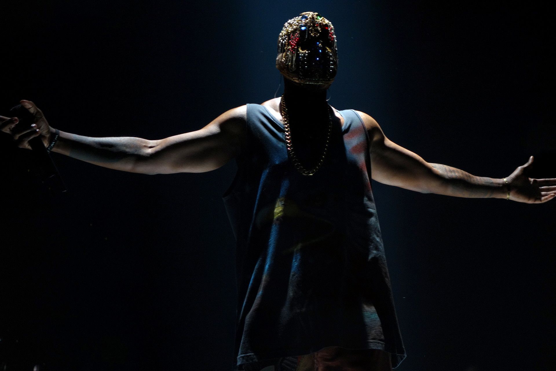 Kanye West braccia aperte palco, 1920x1280 Full HD+, PC