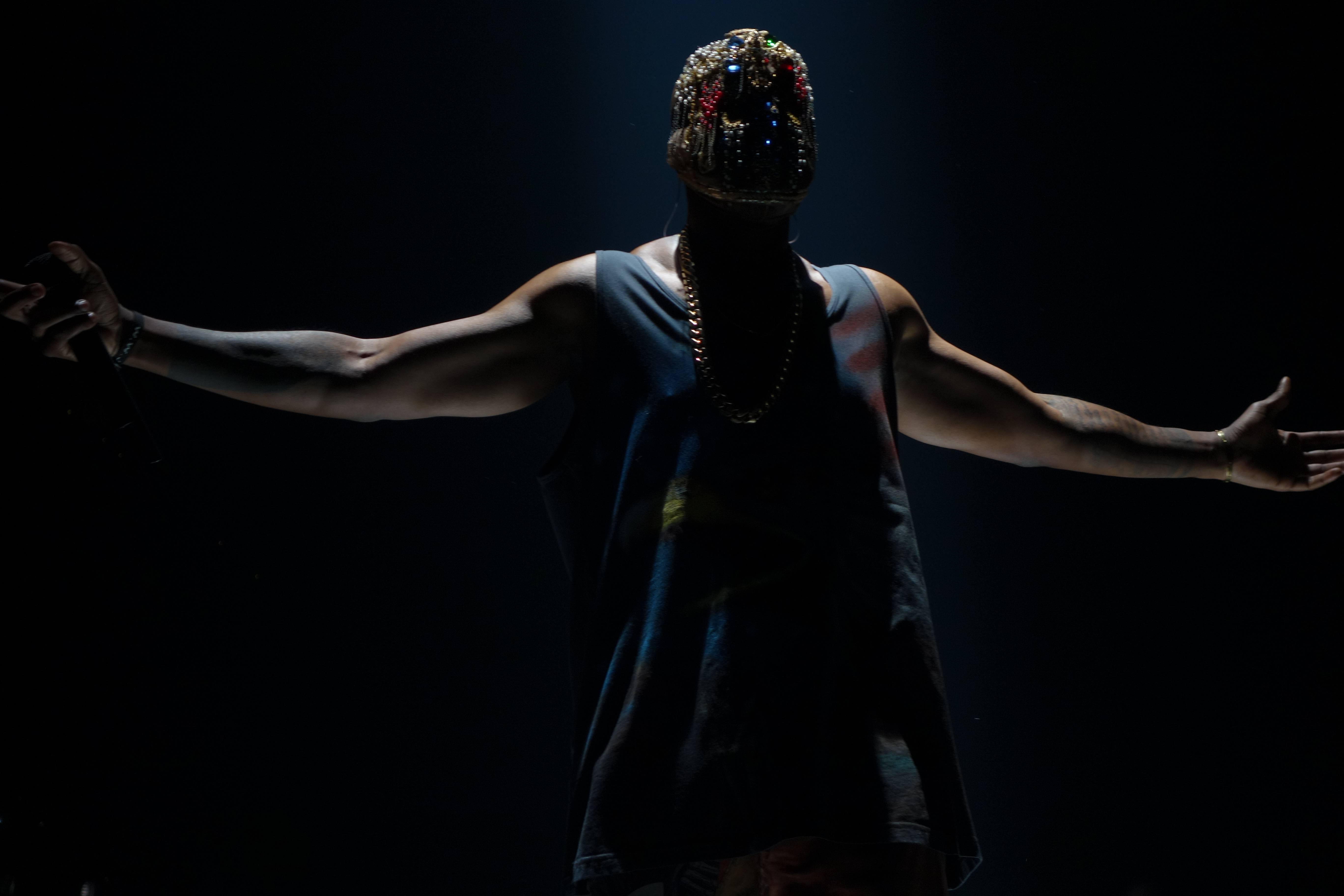 Kanye West concerto folla rossa, 2560x1440 2K, Desktop