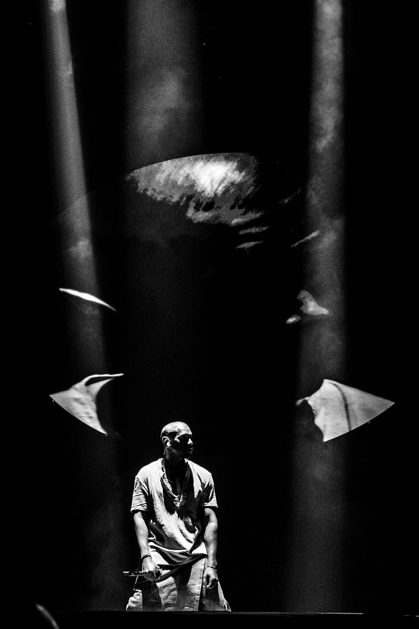 Kanye West palco luci bianco nero, rapper, 1365x2048 Verticale, Mobile