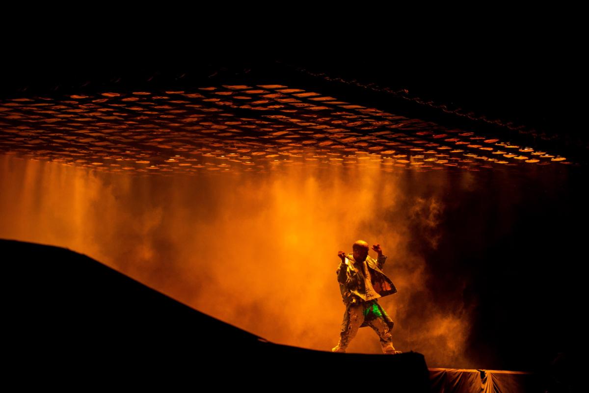 Kanye West Sunday Service Coachella, rapper, 2000x2011 Verticale, Telefono