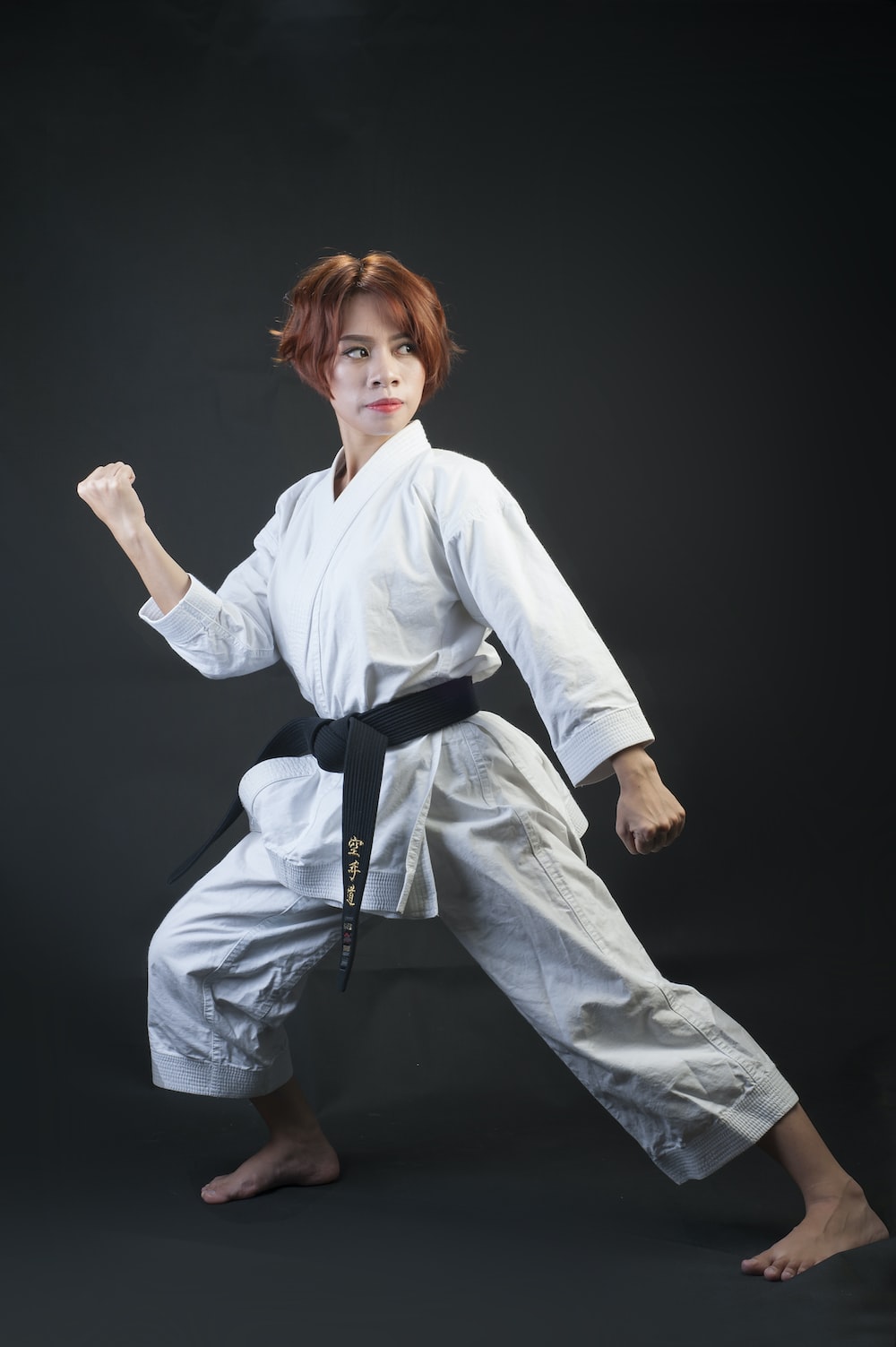 Donna in posizione karate, 1000x1503 Full HD Verticale, iPhone
