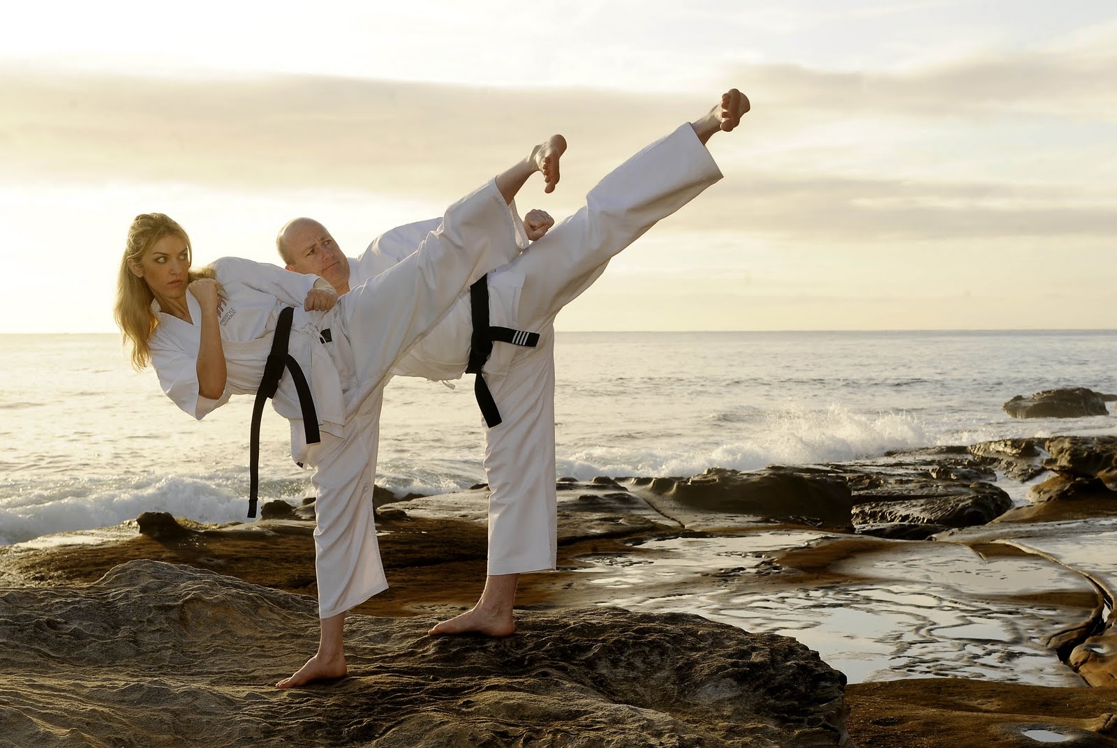 Karateka che calciano sulla scogliera, 1600x1072 HD, Desktop